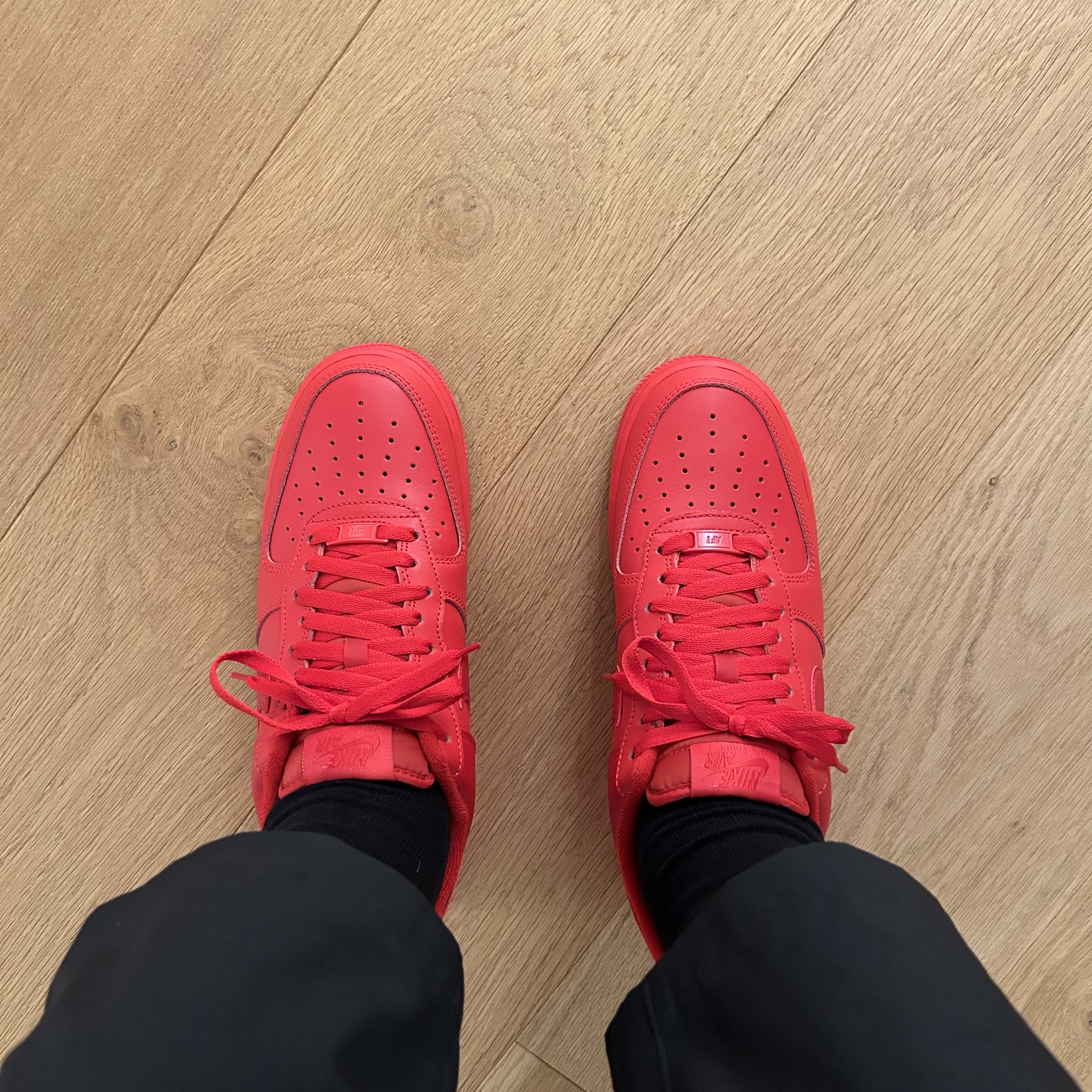 Nike Air Force 1 '07 LV8 Low 1 Triple Red 착용 스타일