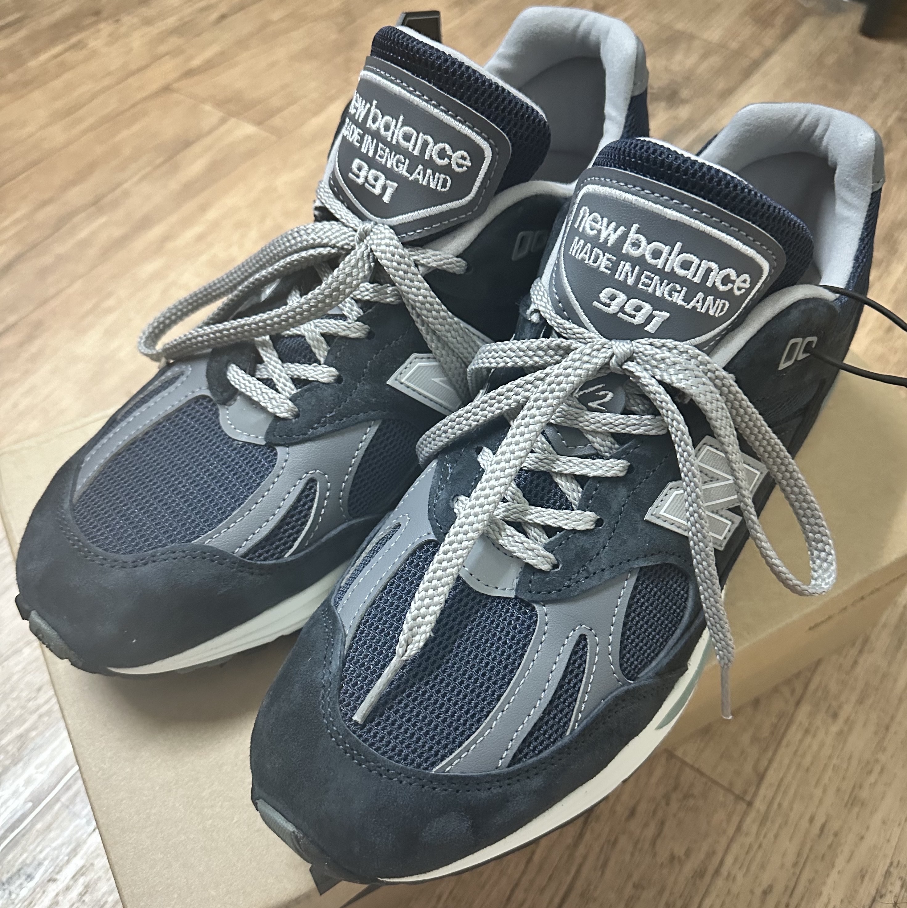 New Balance 991v2 Made in UK Dark Navy Smoked Pearl 착용 스타일