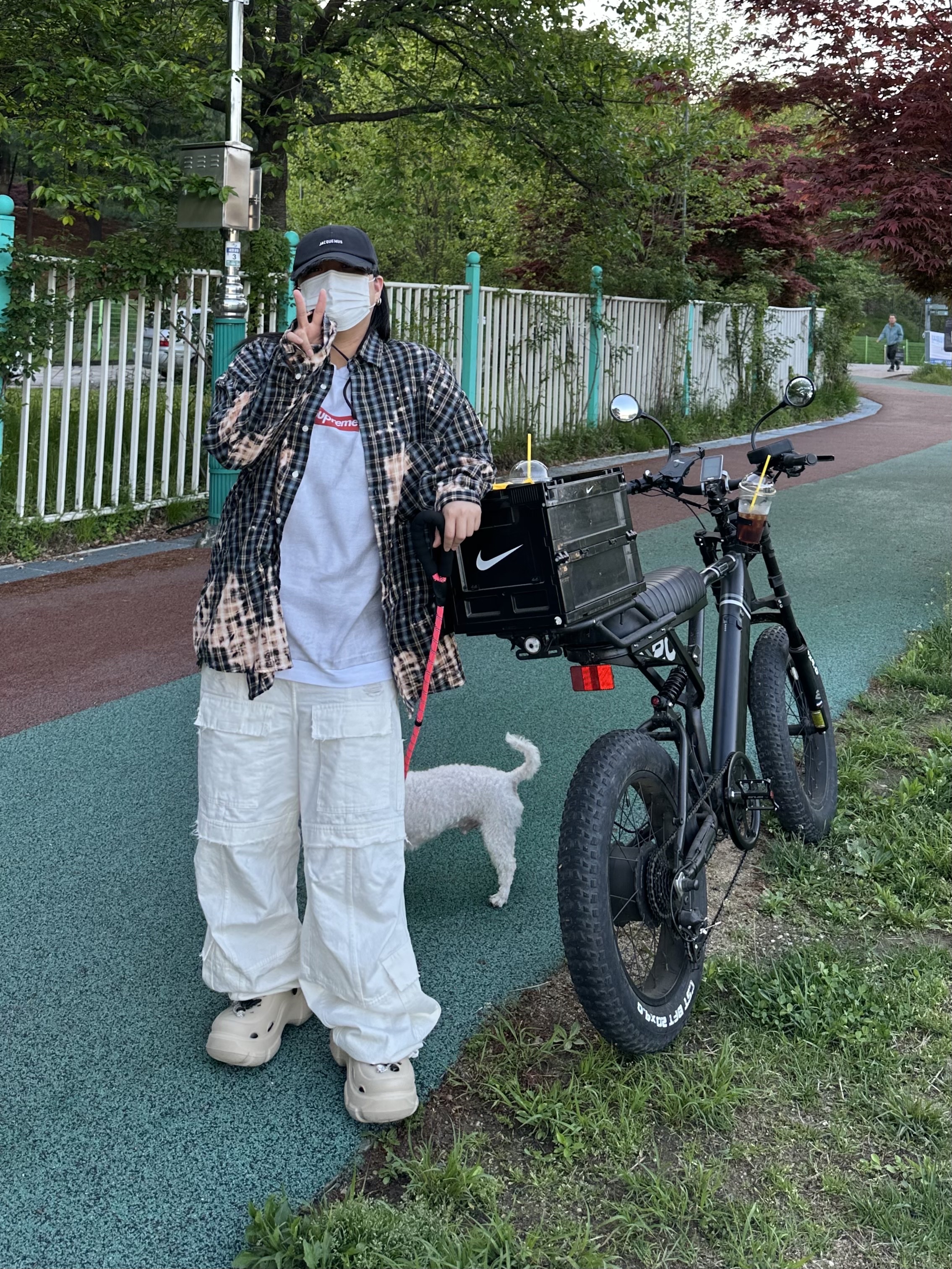 Jacquemus La Casquette Artichaut Fringe Baseball Cap Black, Supreme x MM6 Maison Margiela Box Logo T-Shirt White - 24SS 착용 스타일 - 1