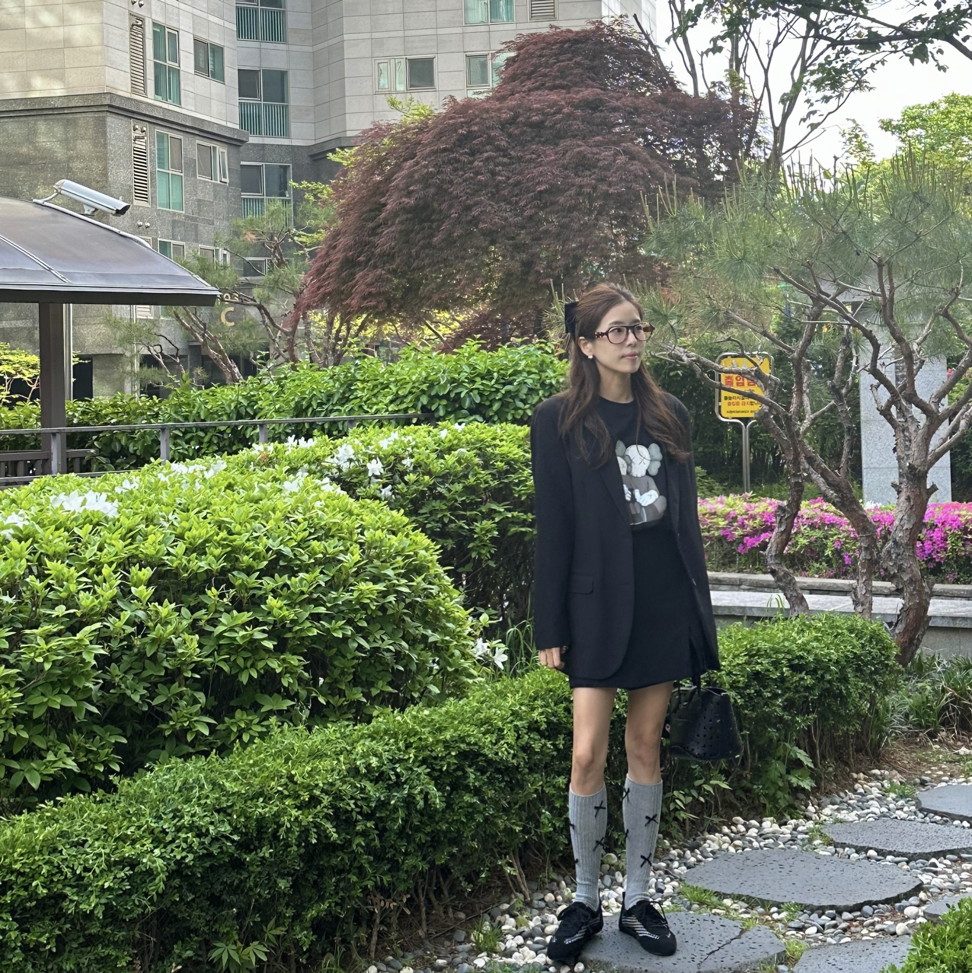 Gentle Monster x Maison Margiela MM113 Tortoiseshell Clear, Uniqlo UT x Kaws Short Sleeve Graphic T-Shirt Black 착용 스타일 - 1