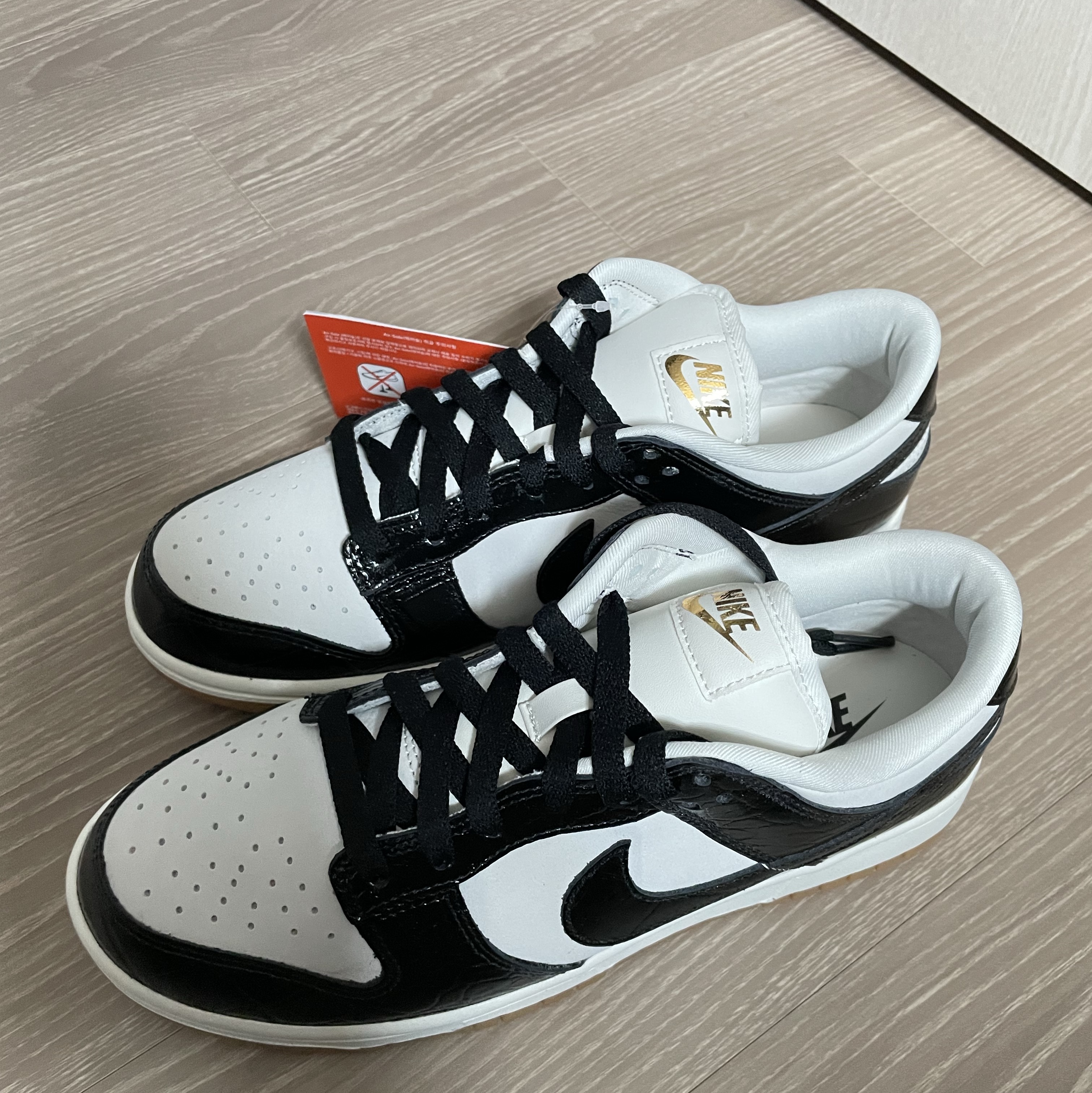 (W) Nike Dunk Low LX Black and Phantom 착용 스타일 - 2