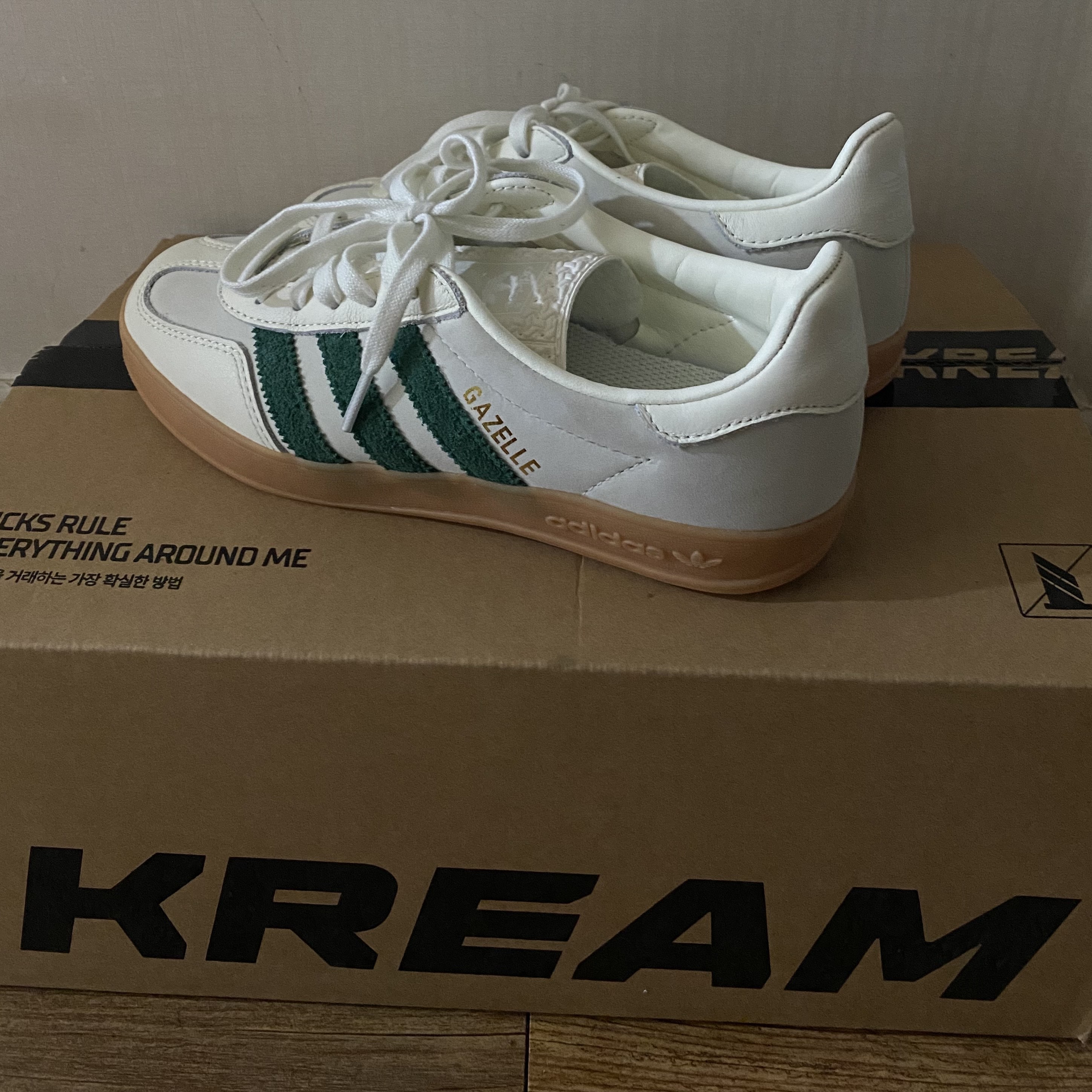 Adidas x Emmi Gazelle Indoor Off White Dark Green 착용 스타일