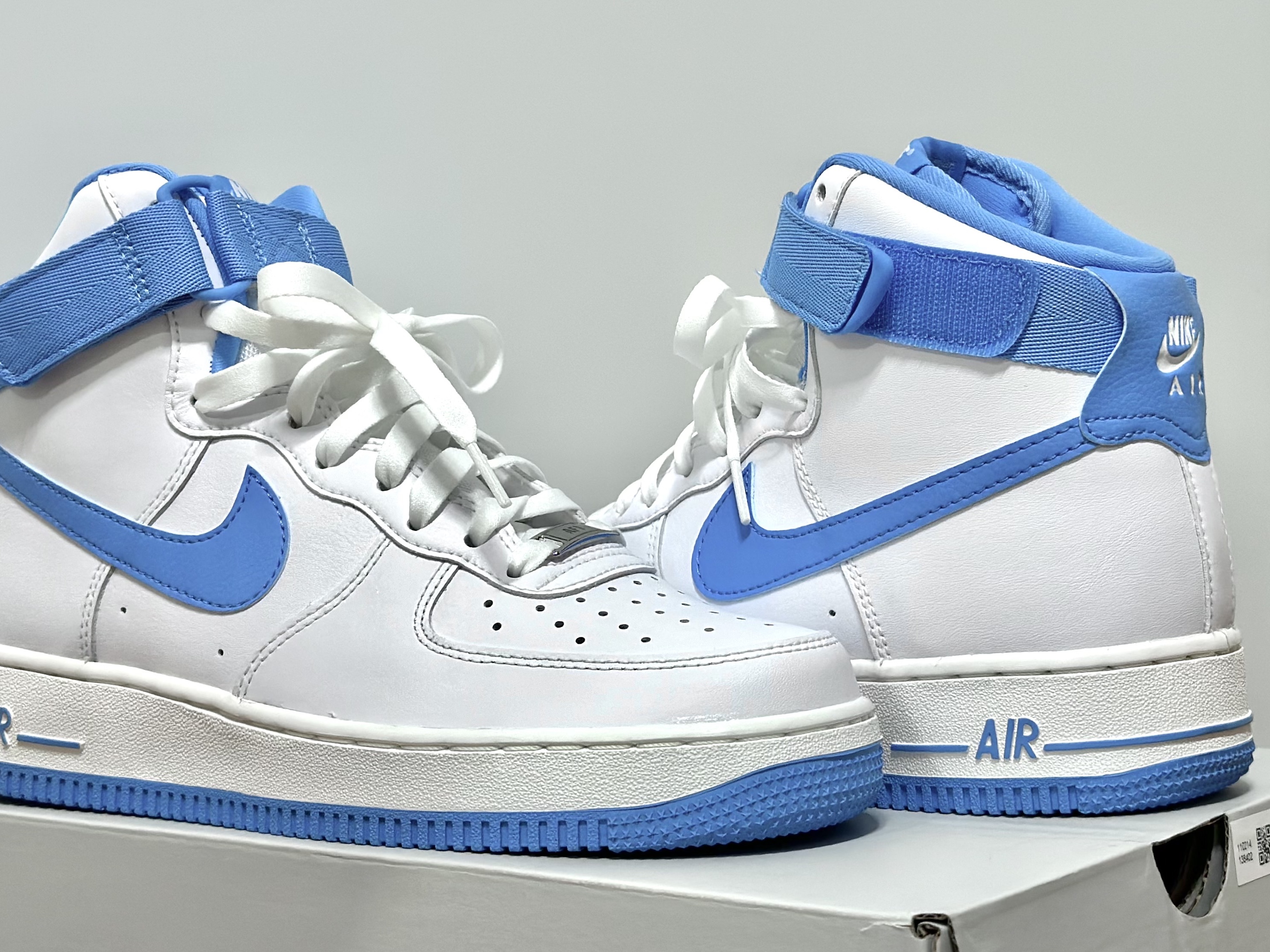 (W) Nike Air Force 1 High OG QS University Blue 착용 스타일 - 2