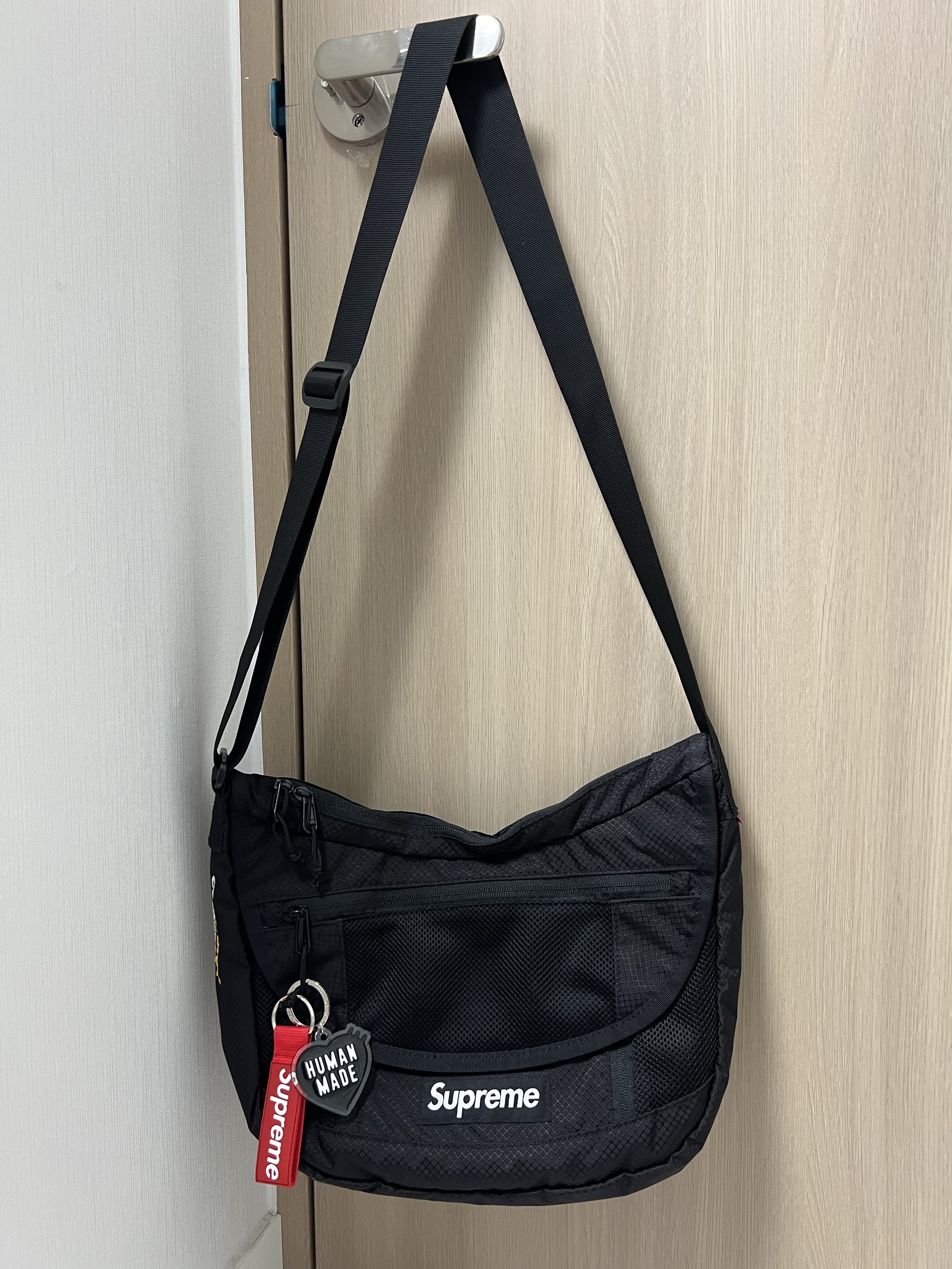 Supreme Small Messenger Bag Black - 22SS, Supreme Webbing Keychain Red - 23SS 착용 스타일