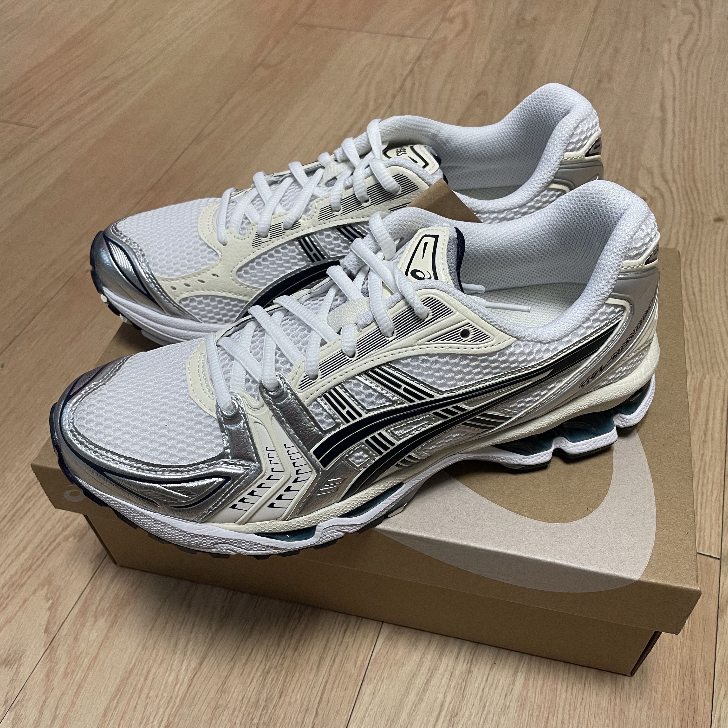 (W) Asics Gel-Kayano 14 White Midnight 착용 스타일