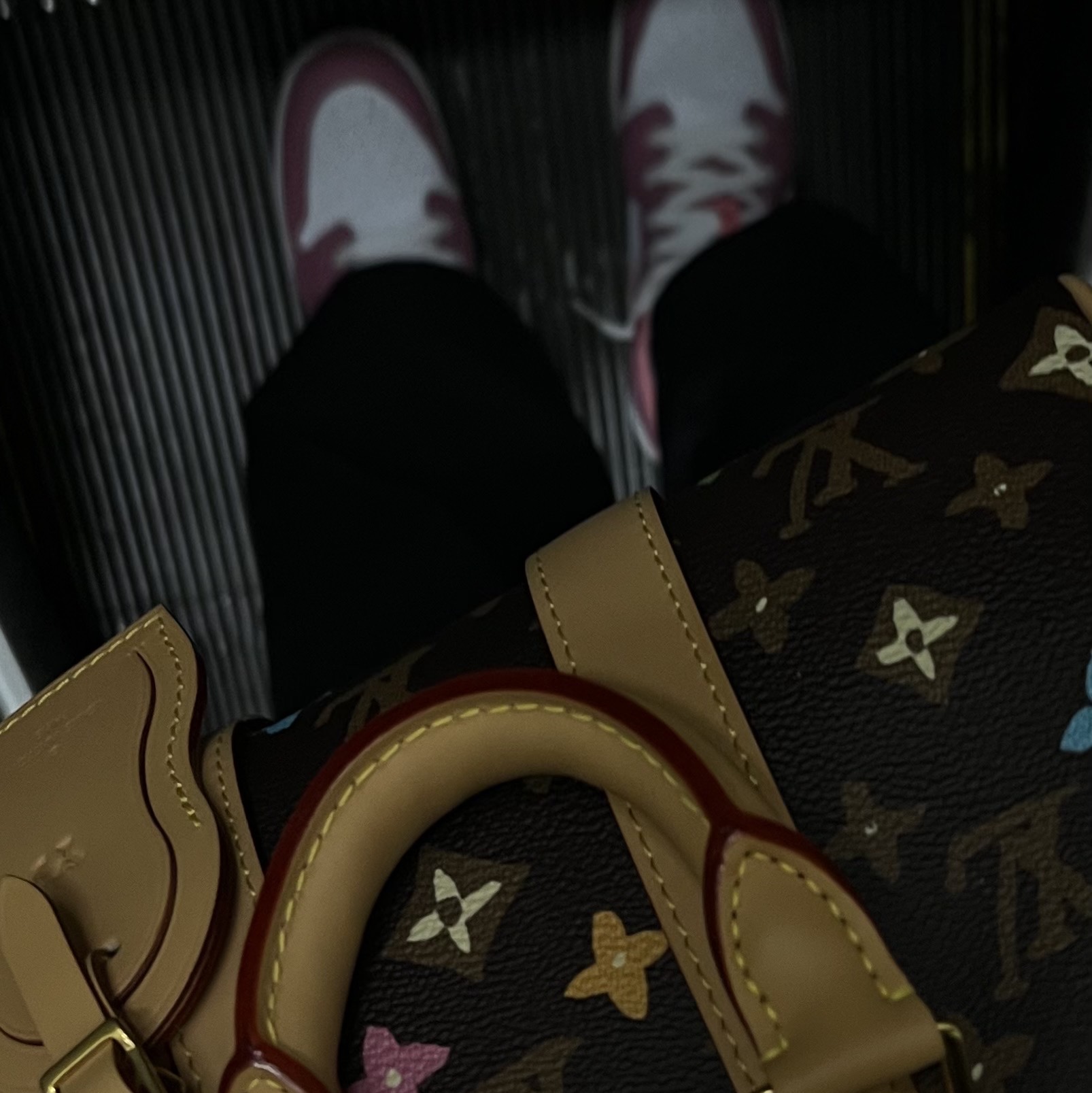 Louis Vuitton Keepall Bandouliere 25 Chocolate 착용 스타일