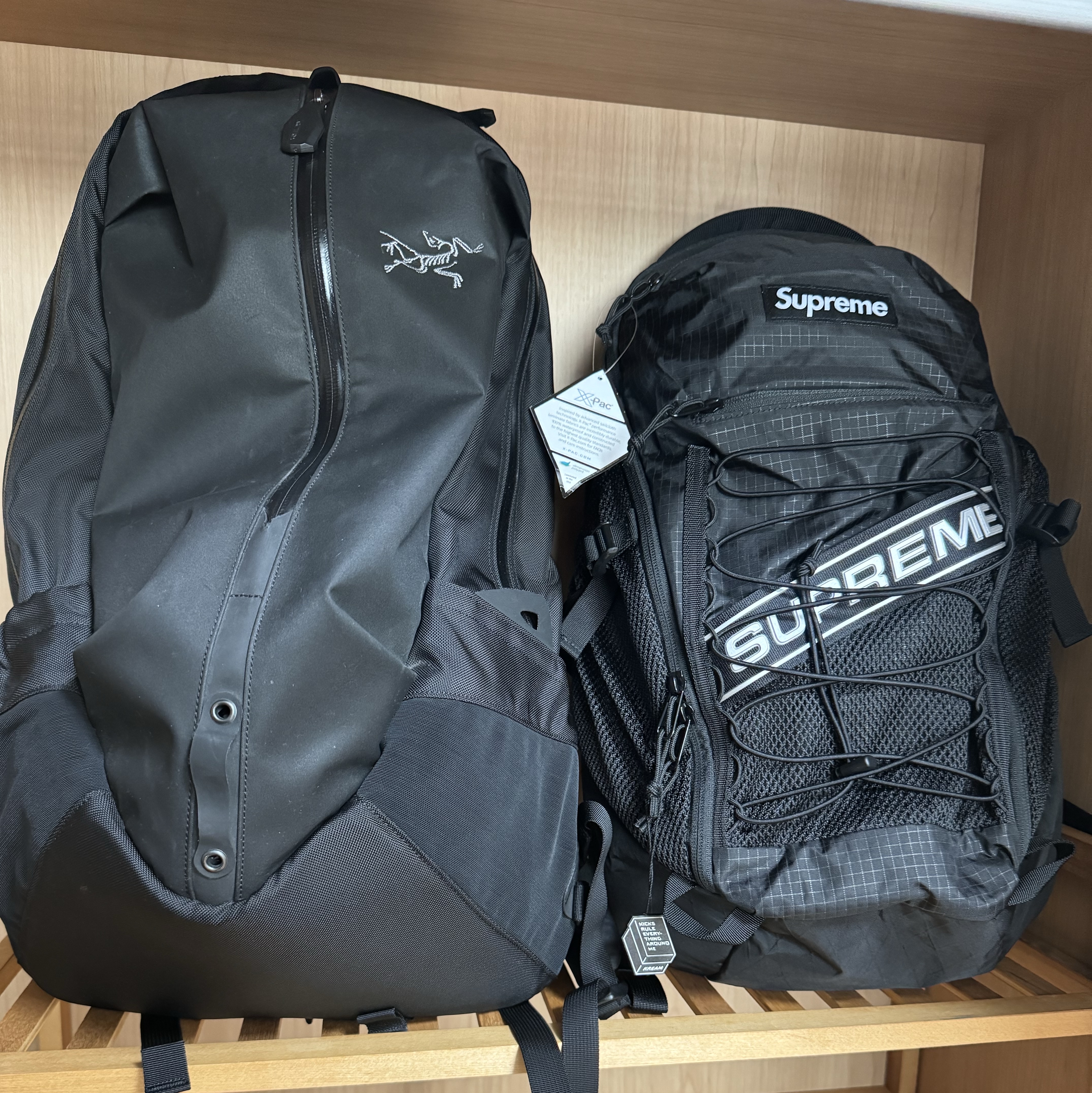 Supreme Backpack Black - 23FW, Arc'teryx Arro 22 Backpack Black II 착용 스타일