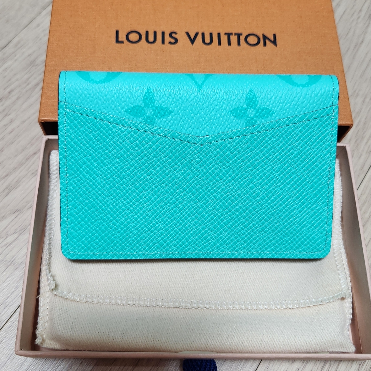 Louis Vuitton Pocket Organizer Miami Green 착용 스타일 - 2