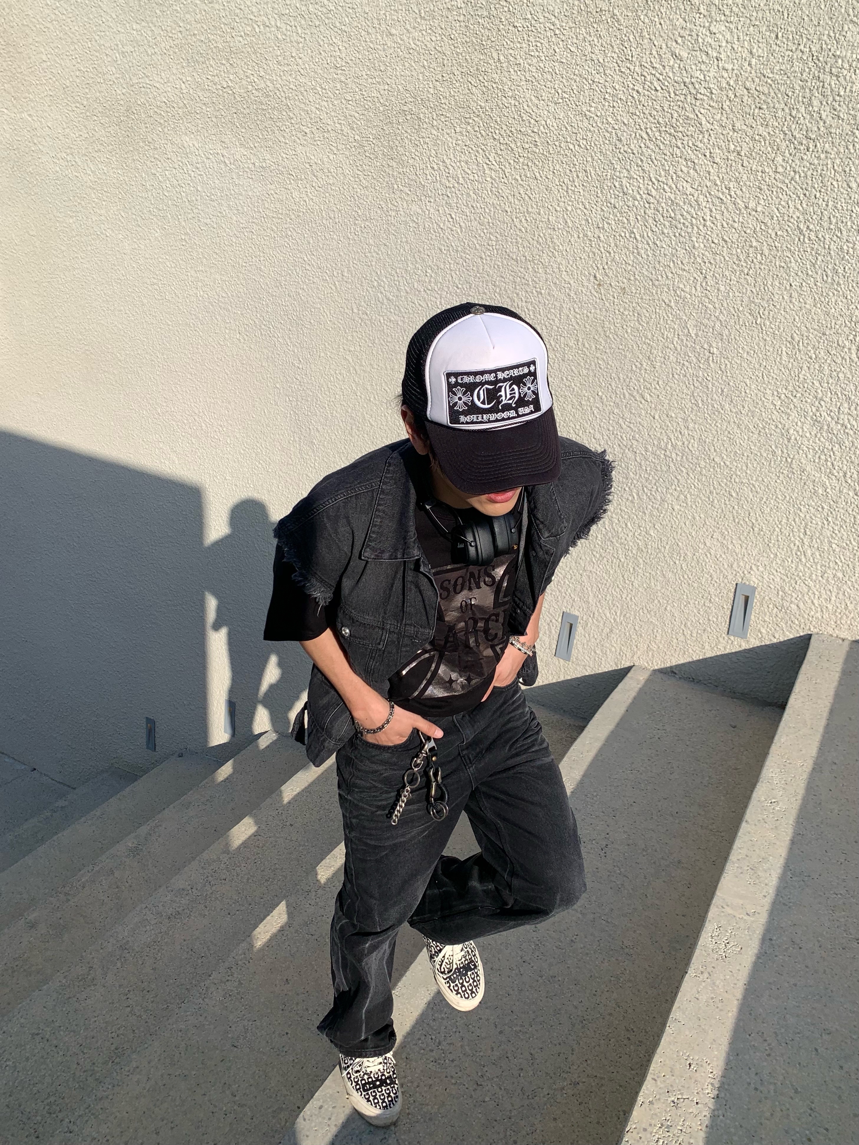 Vans Vault x CDG OG Authentic LX White Black, Chrome Hearts CH Hollywood Trucker Hat Black White 착용 스타일 - 2