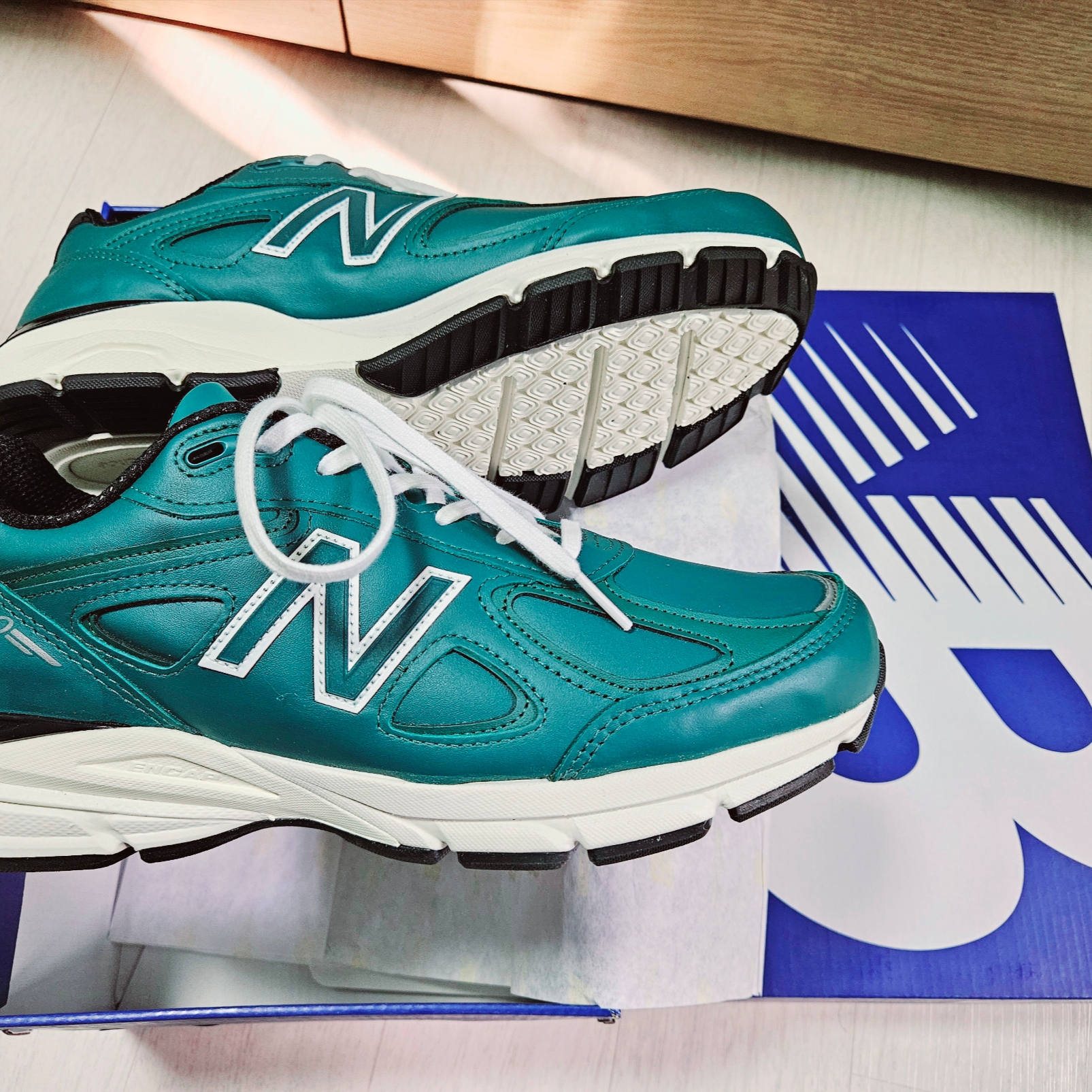 New Balance 990v4 Made in USA Teal White 착용 스타일 - 1