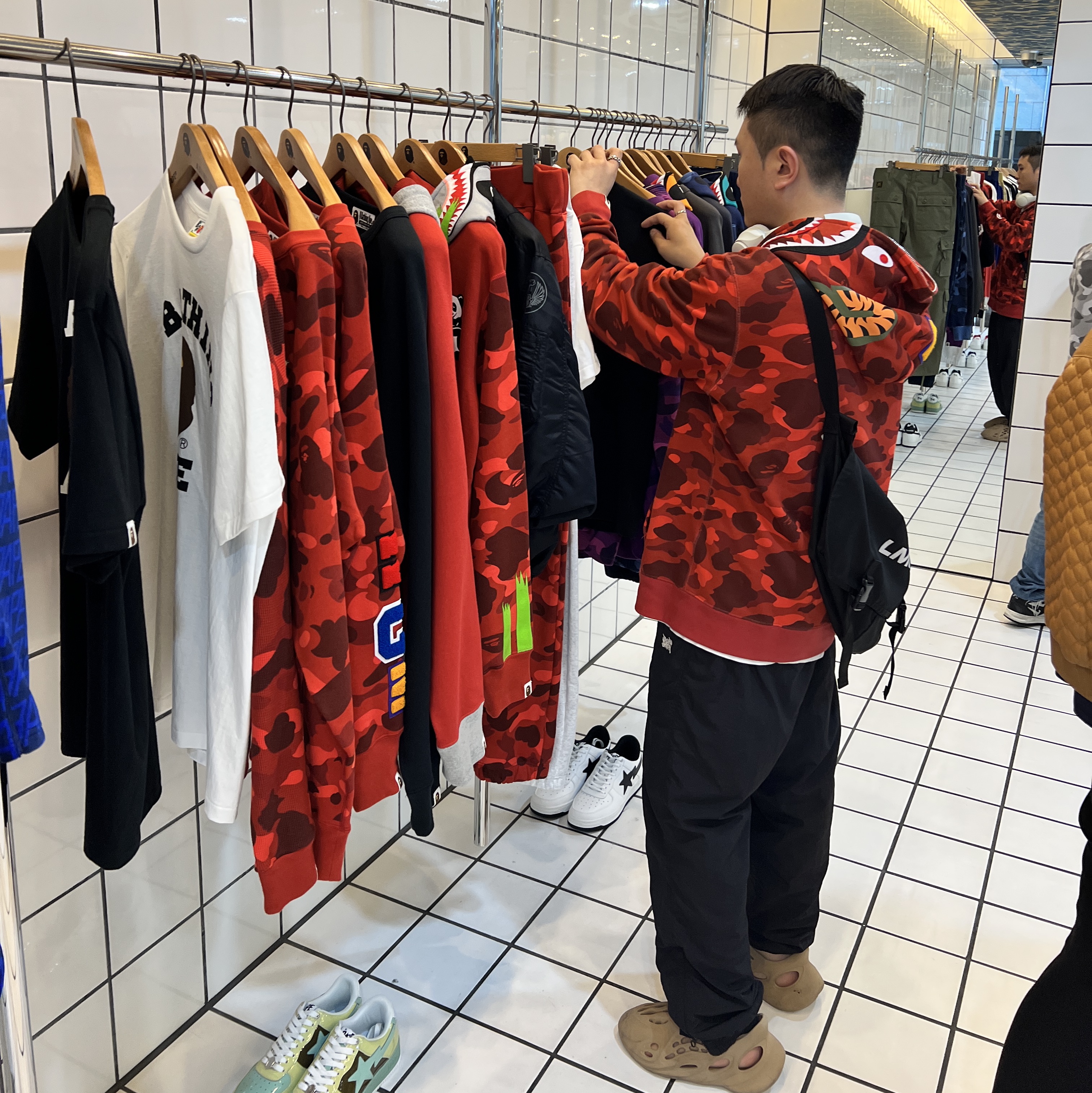 Adidas Yeezy Foam RNNR Ochre, BAPE Color Camo Shark Full Zip Hoodie Red 착용 스타일 - 1