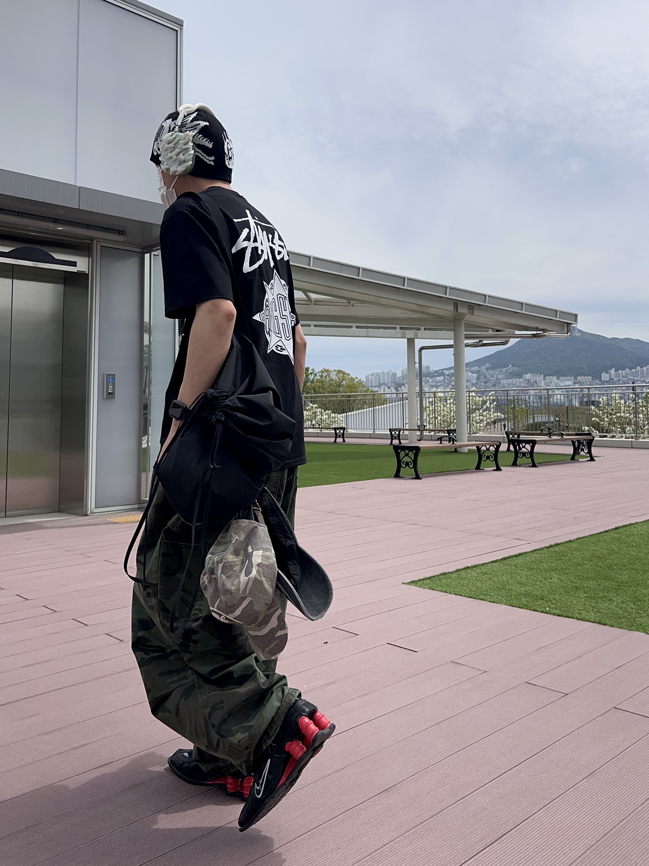 Stussy x Gang Starr Take It Personal T-Shirt Black, Thug Club Chopper Flame Stud Cap Red 착용 스타일 - 1
