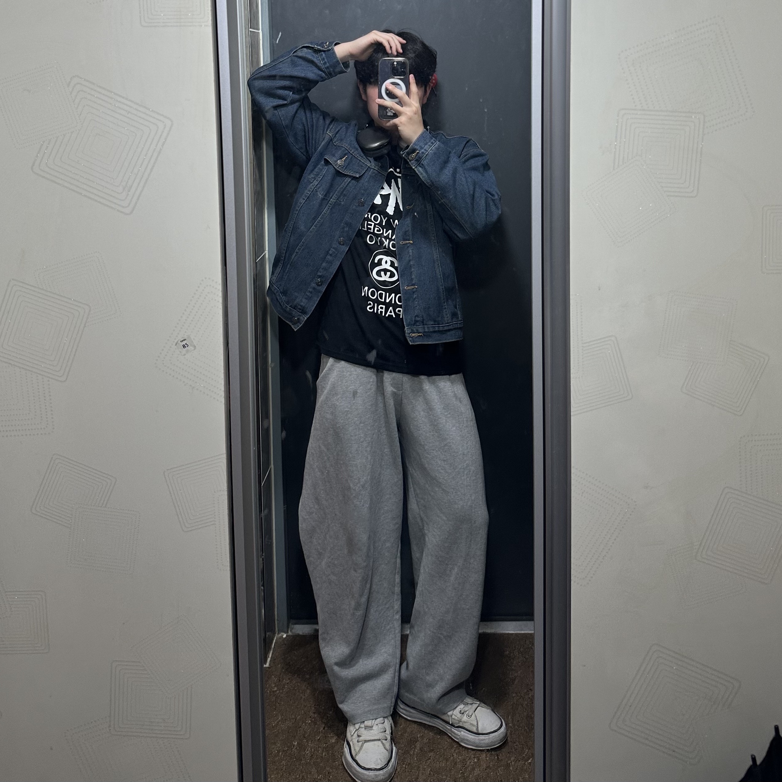 Stussy World Tour LS T-Shirt Black 2023, Maison Mihara Yasuhiro Peterson OG Sole Canvas Low Sneakers White 착용 스타일 - 1
