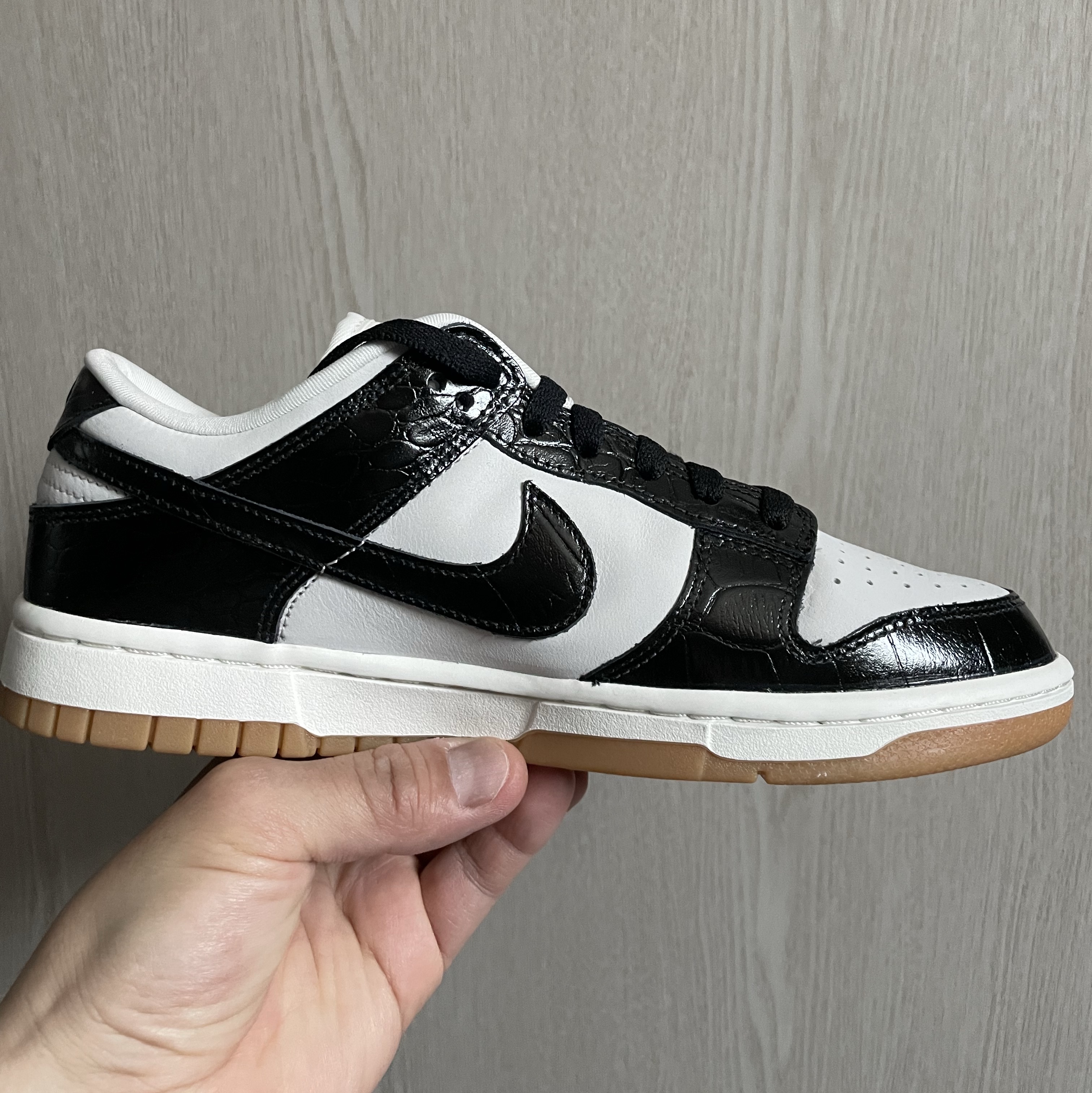 (W) Nike Dunk Low LX Black and Phantom 착용 스타일 - 4