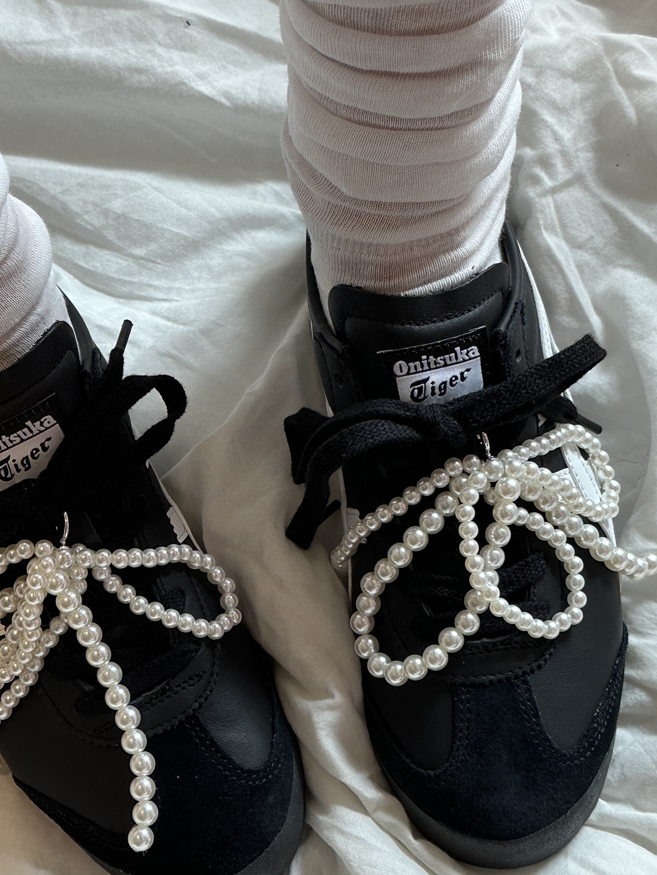 Onitsuka Tiger Mexico 66 Black White, Prada Small Brushed Leather Tote Bag Black 착용 스타일 - 2