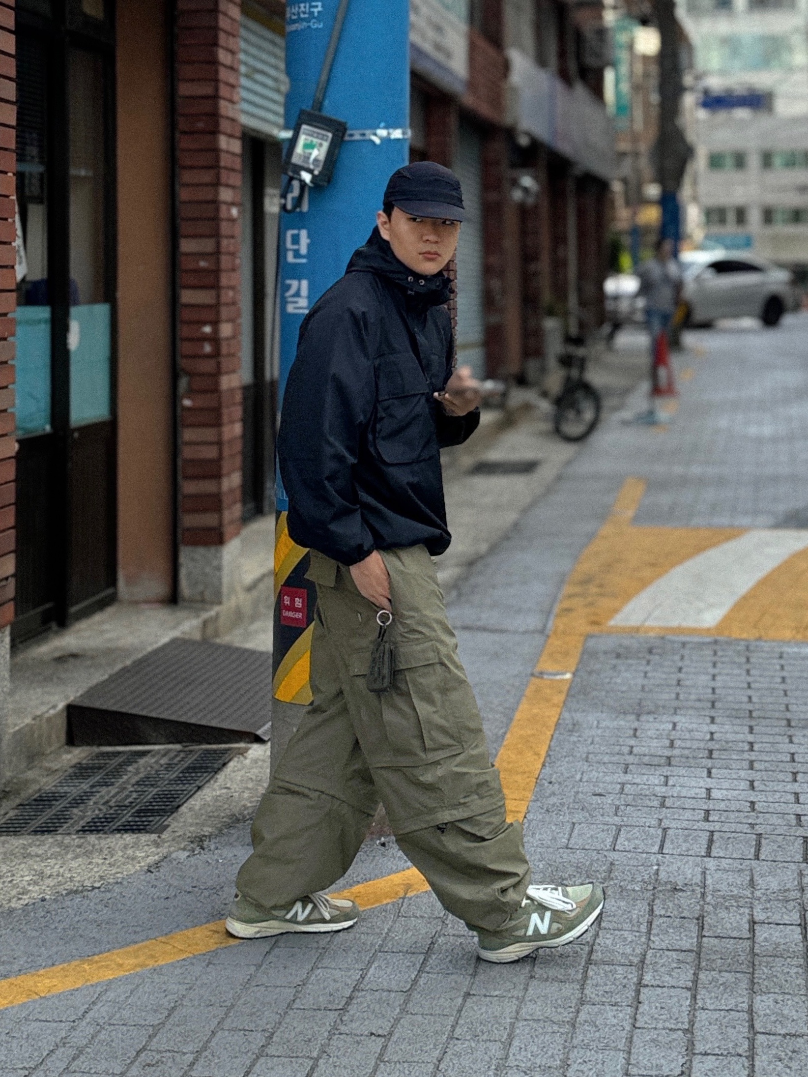 New Balance 990v4 Made in USA Olive Incense 착용 스타일 - 1