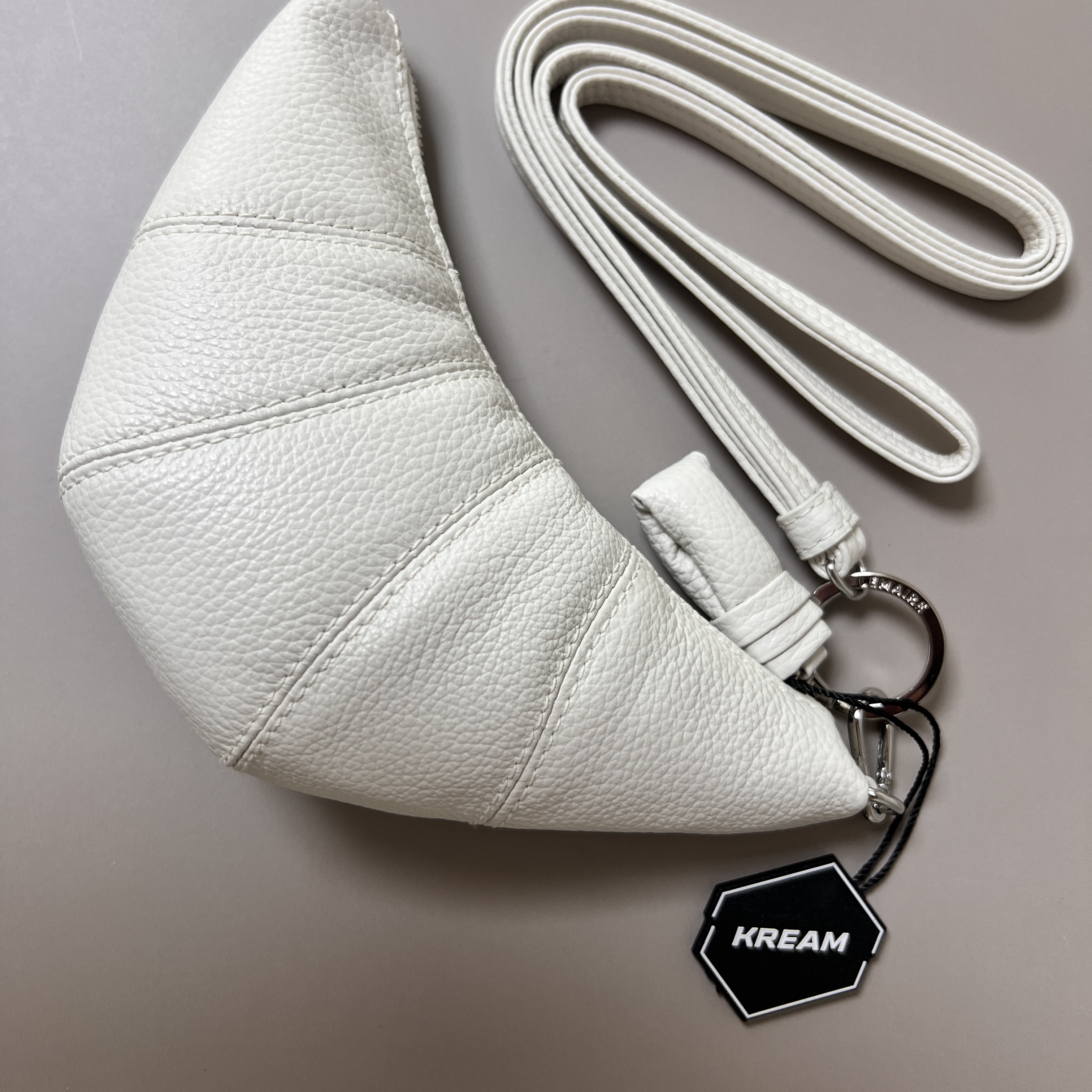 Lemaire Croissant Coin Purse Necklace Soft Grained Leather Chalk 착용 스타일