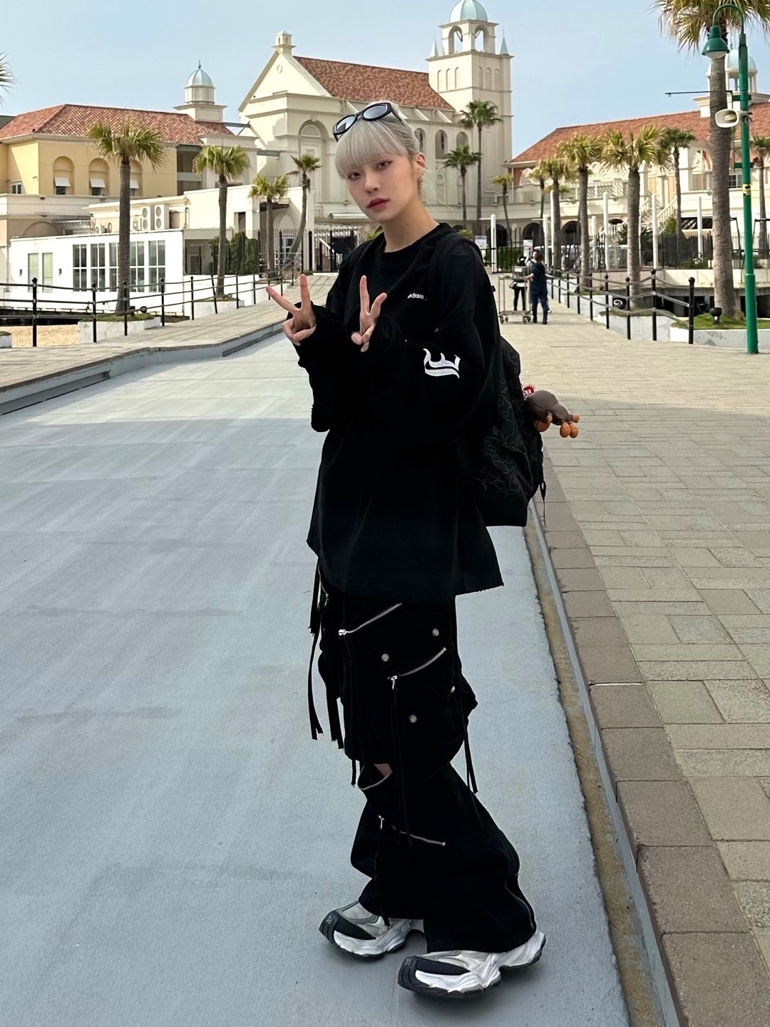 Nike x Stussy Windrunner Jacket Off Noir, Balenciaga 3XL Sneakers Grey White Red 착용 스타일 - 4
