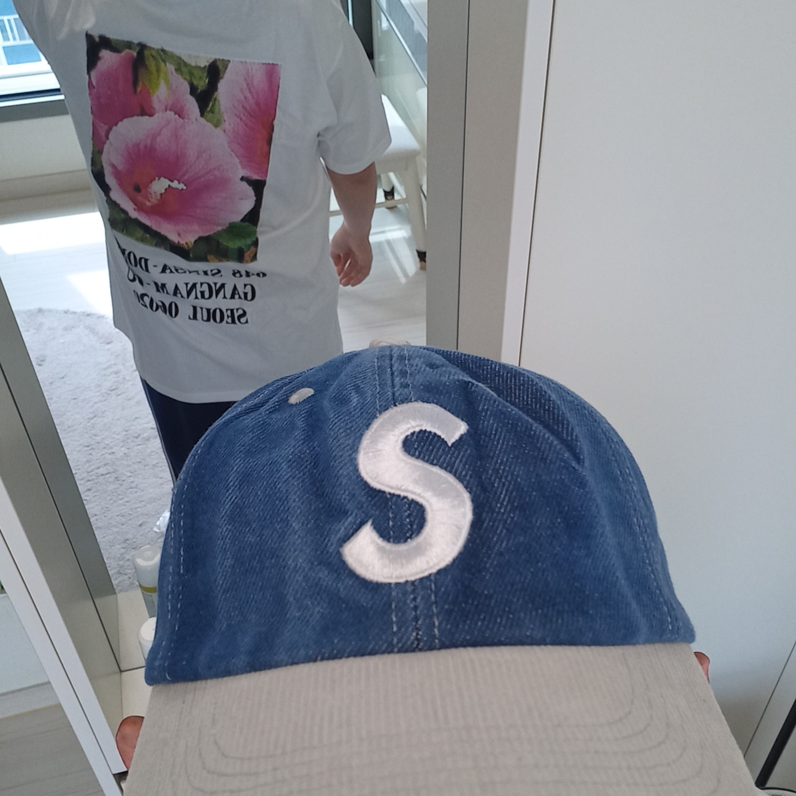 Supreme Seoul Box Logo T-Shirt White - 23FW, Supreme 2-Tone S Logo 6-Panel Washed Denim - 24SS 착용 스타일 - 3