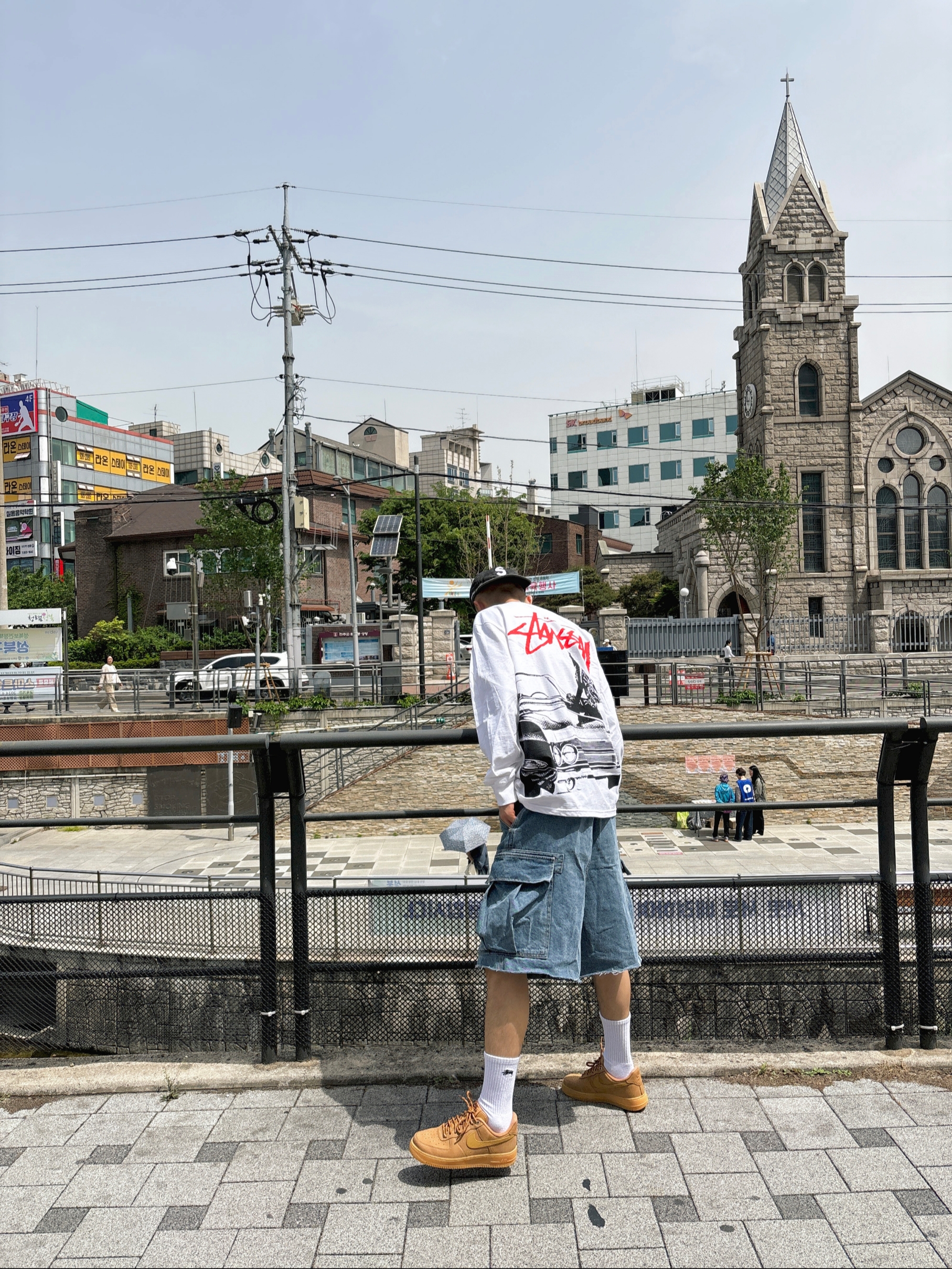 Nike Air Force 1 '07 WB Flax, Stussy Beat Crazy LS T-Shirt White 착용 스타일