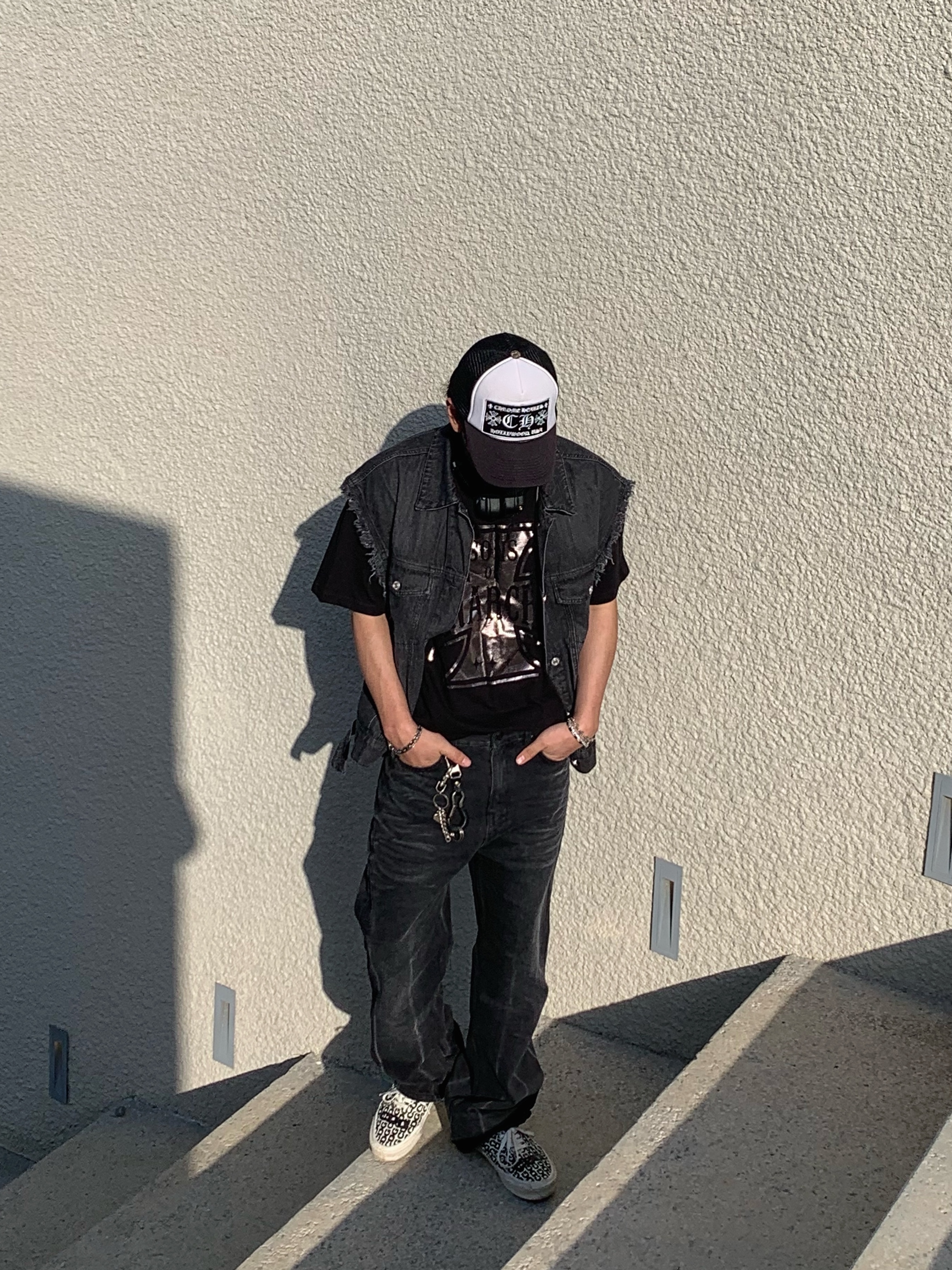 Vans Vault x CDG OG Authentic LX White Black, Chrome Hearts CH Hollywood Trucker Hat Black White 착용 스타일 - 3