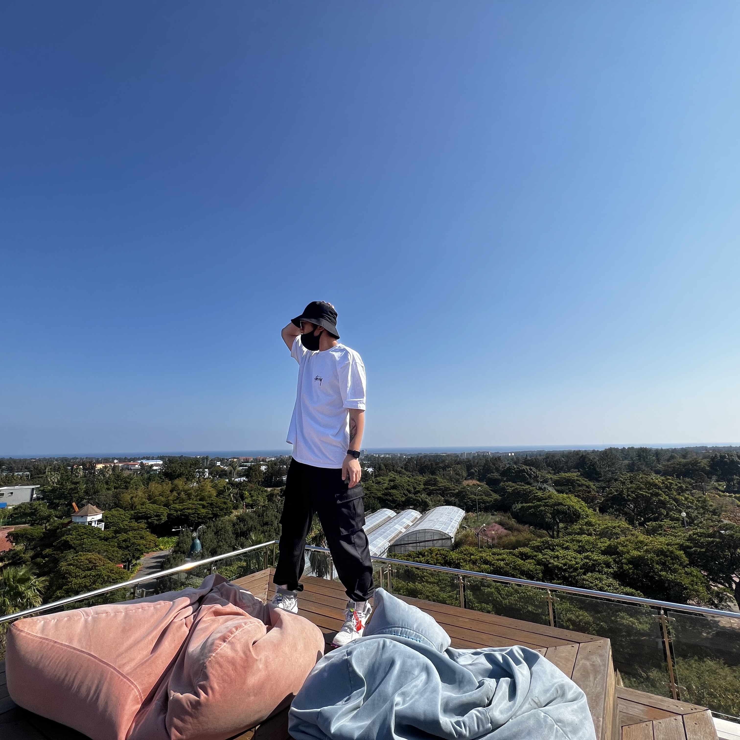 Nike x Off-White Air Force 1 Mid SP White, Stussy Withered Flower T-Shirt White 착용 스타일