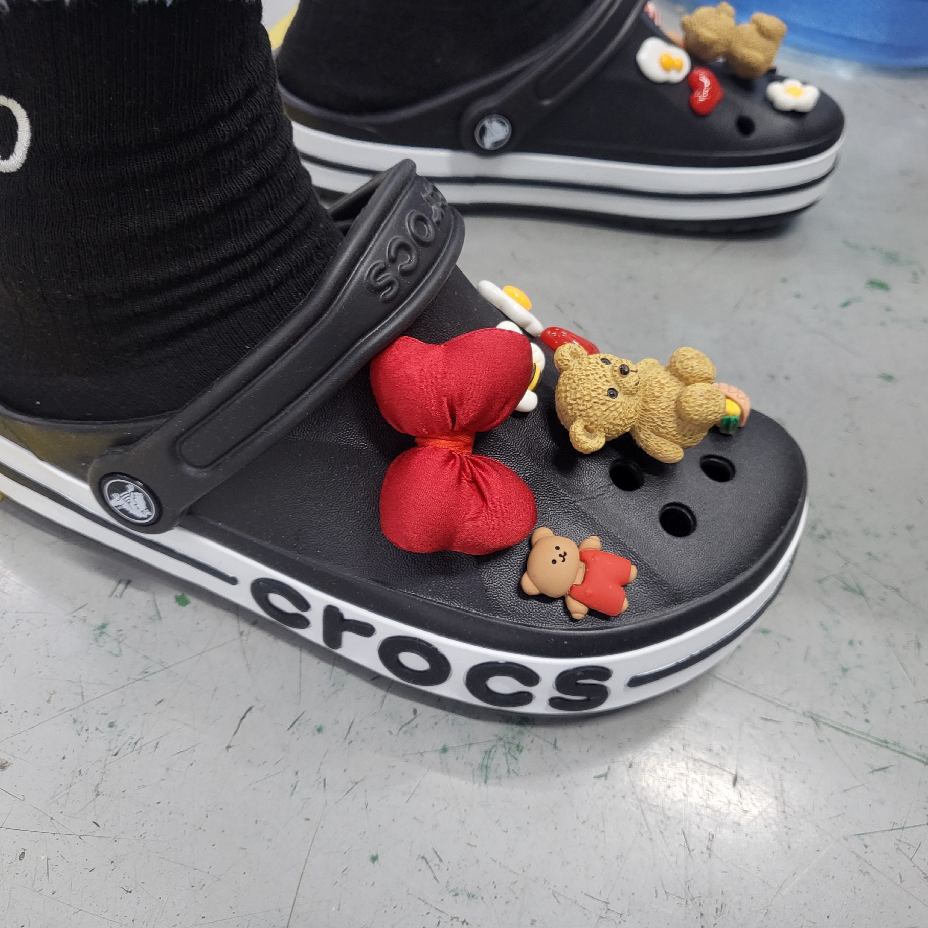 Crocs Bayaband Clog Black White 착용 스타일 - 2