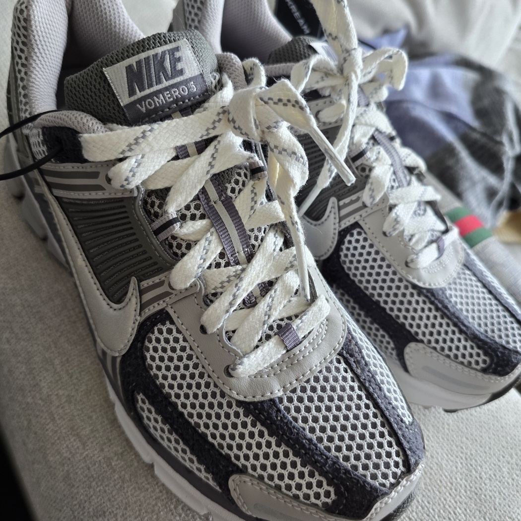 Nike Zoom Vomero 5 PRM Light Iron Ore and Flat Fewter 착용 스타일