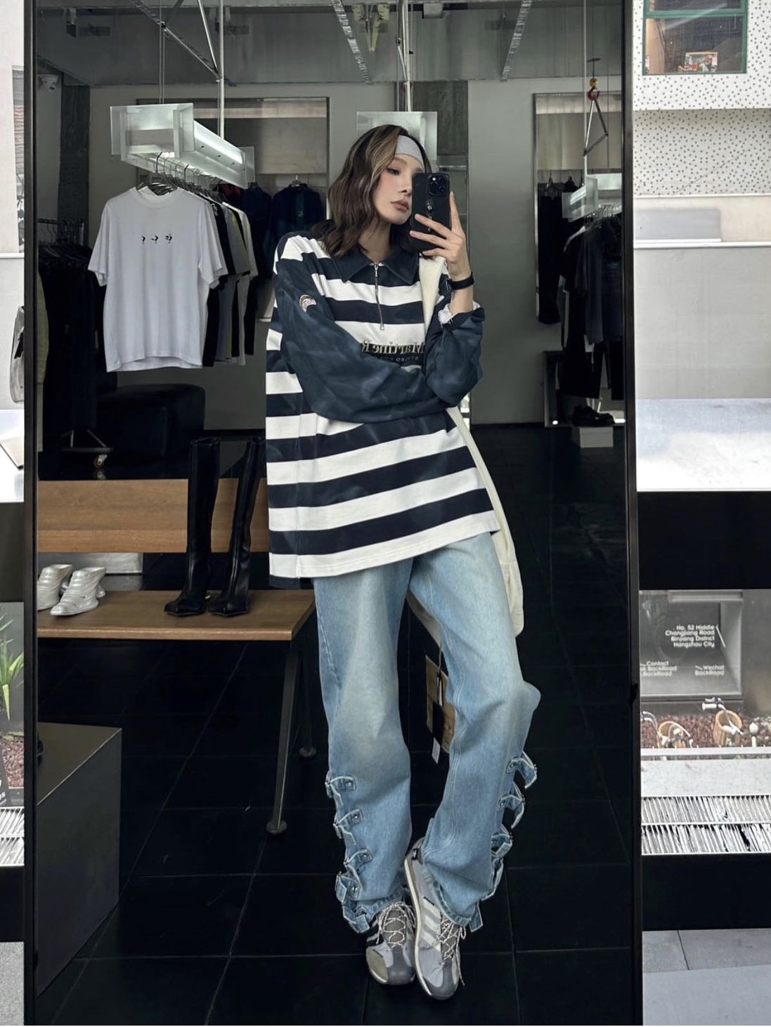Martine Rose Zip Up Polo Navy White Stripe 착용 스타일 - 2