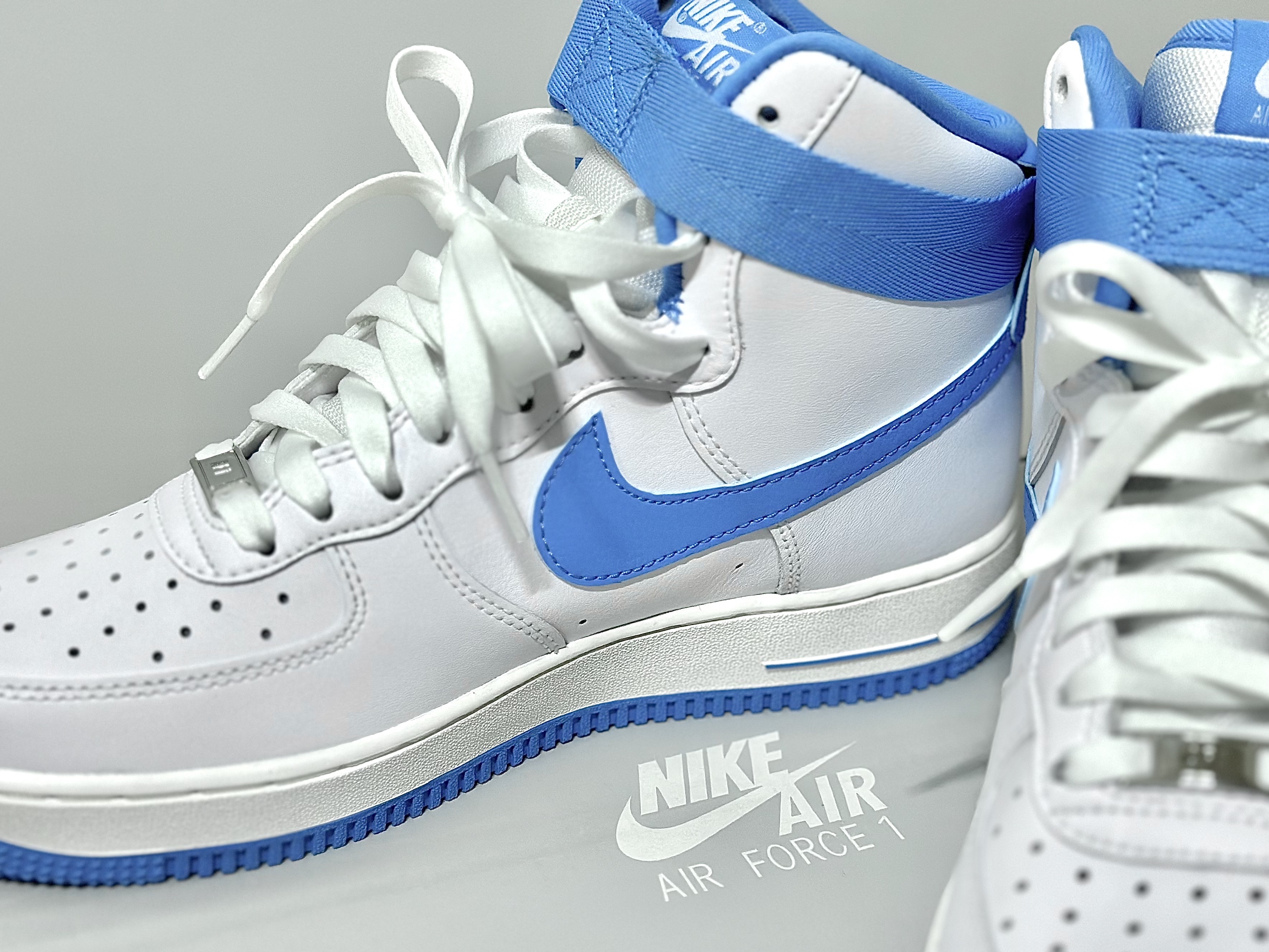 (W) Nike Air Force 1 High OG QS University Blue 착용 스타일 - 1