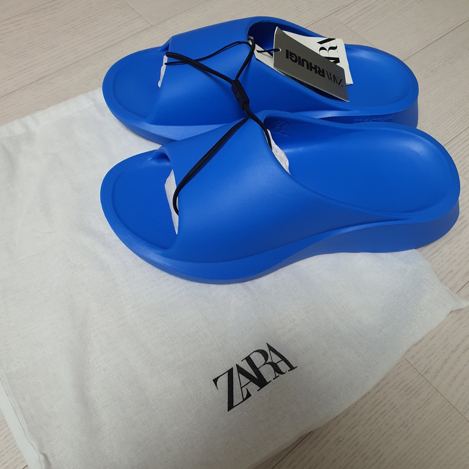 Zara x Rhuigi Monochroms Slide Blue, Adidas Yeezy Slide Azure 착용 스타일 - 1