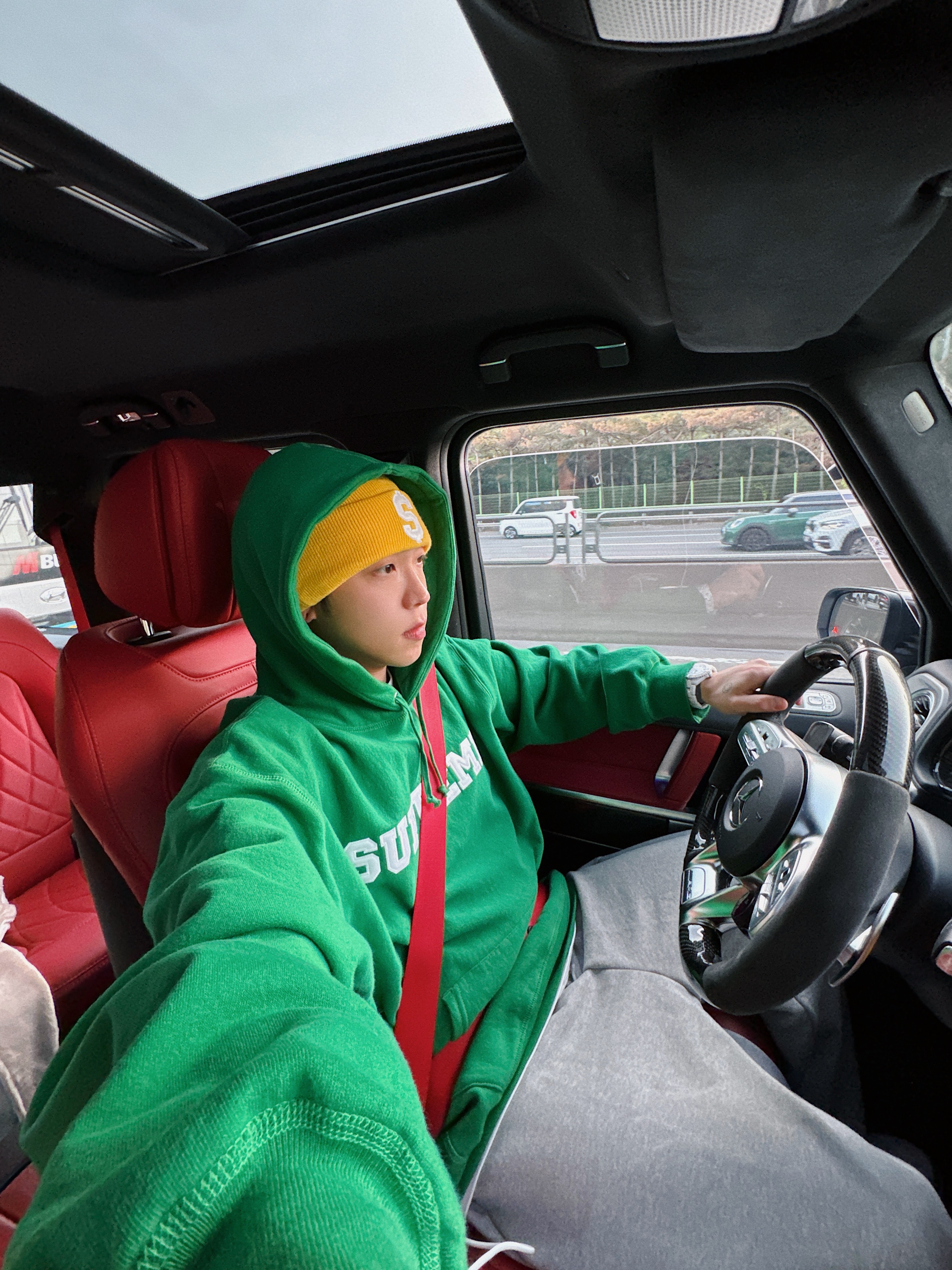 Supreme Collegiate Hooded Sweatshirt Dark Green - 24SS, Supreme New Era $ Beanie Gold - 24SS 착용 스타일 - 1