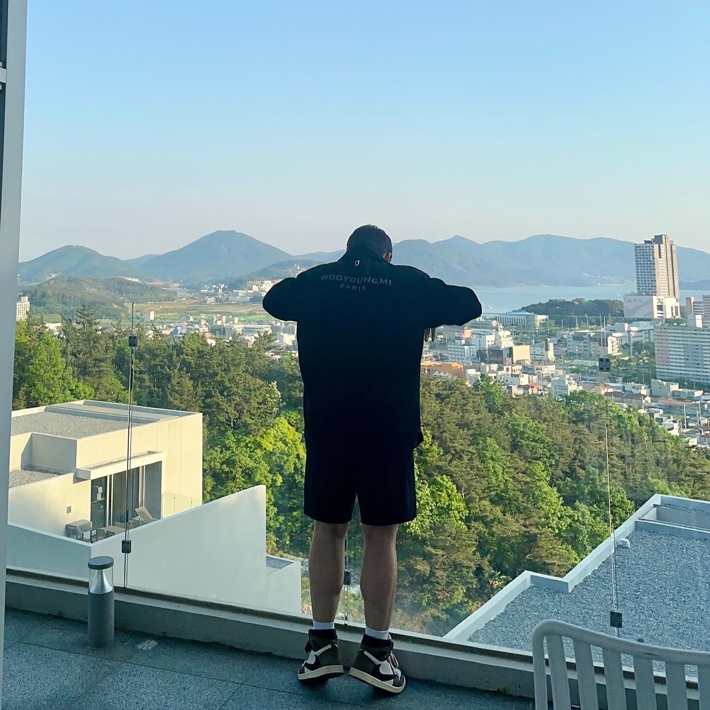 Jordan 1 x Travis Scott Retro High OG SP Mocha, Wooyoungmi Cotton Back Logo T-Shirt Black - 23FW 착용 스타일