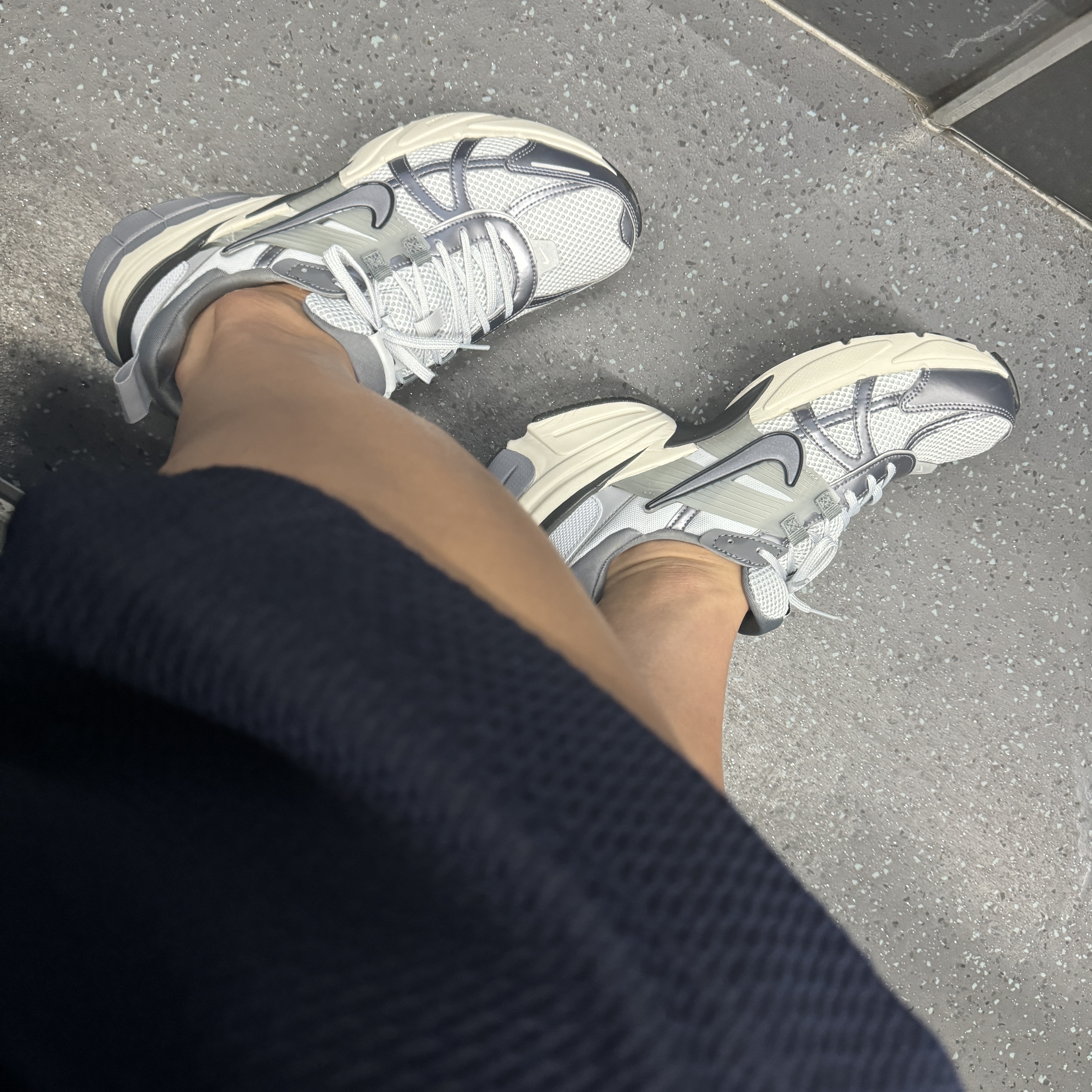 Nike V2K Run Pure Platinum Wolf Grey, Stussy Beach Shell Wrinkled Nylon Jacket Slate 착용 스타일 - 7