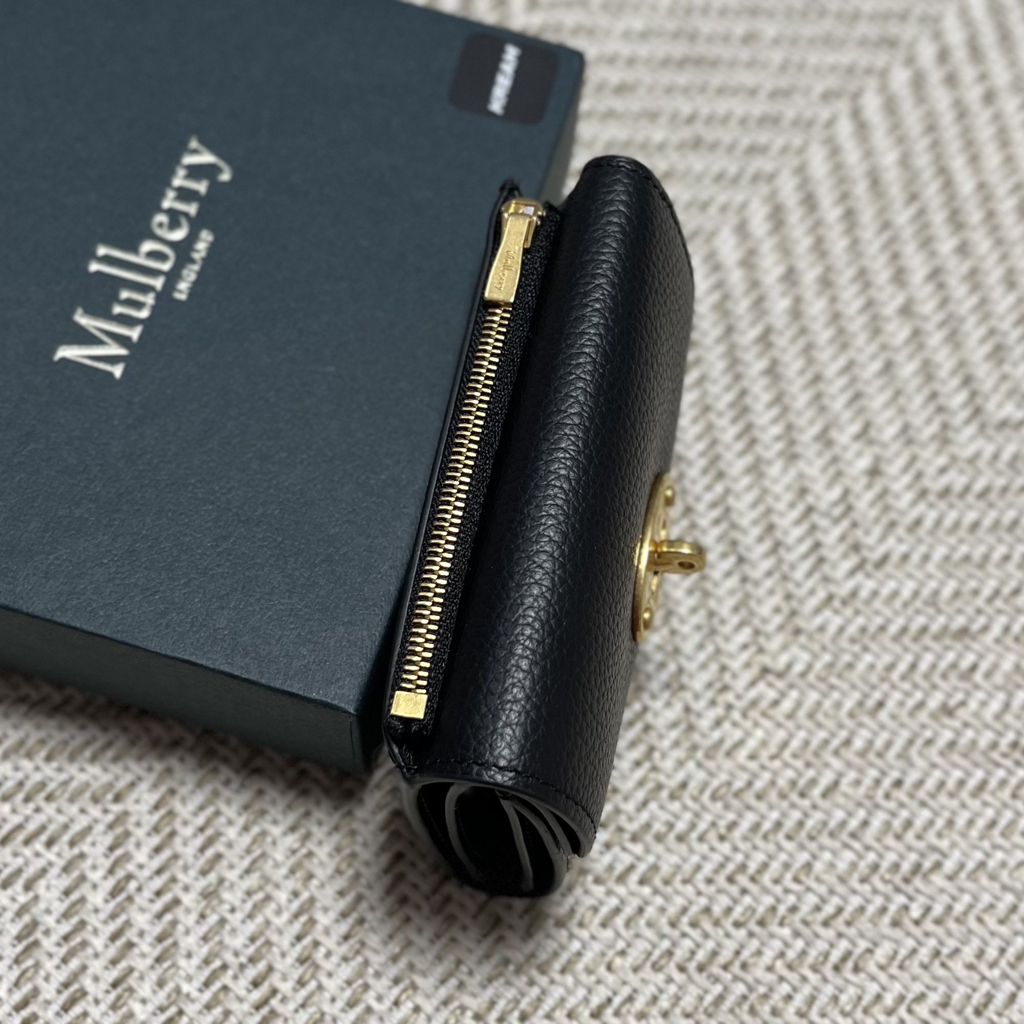 Mulberry Small Classic Grain Darley Folded Multi Card Wallet Black, Burberry Icon Stripe Leather Card Case Archive Beige 착용 스타일 - 3