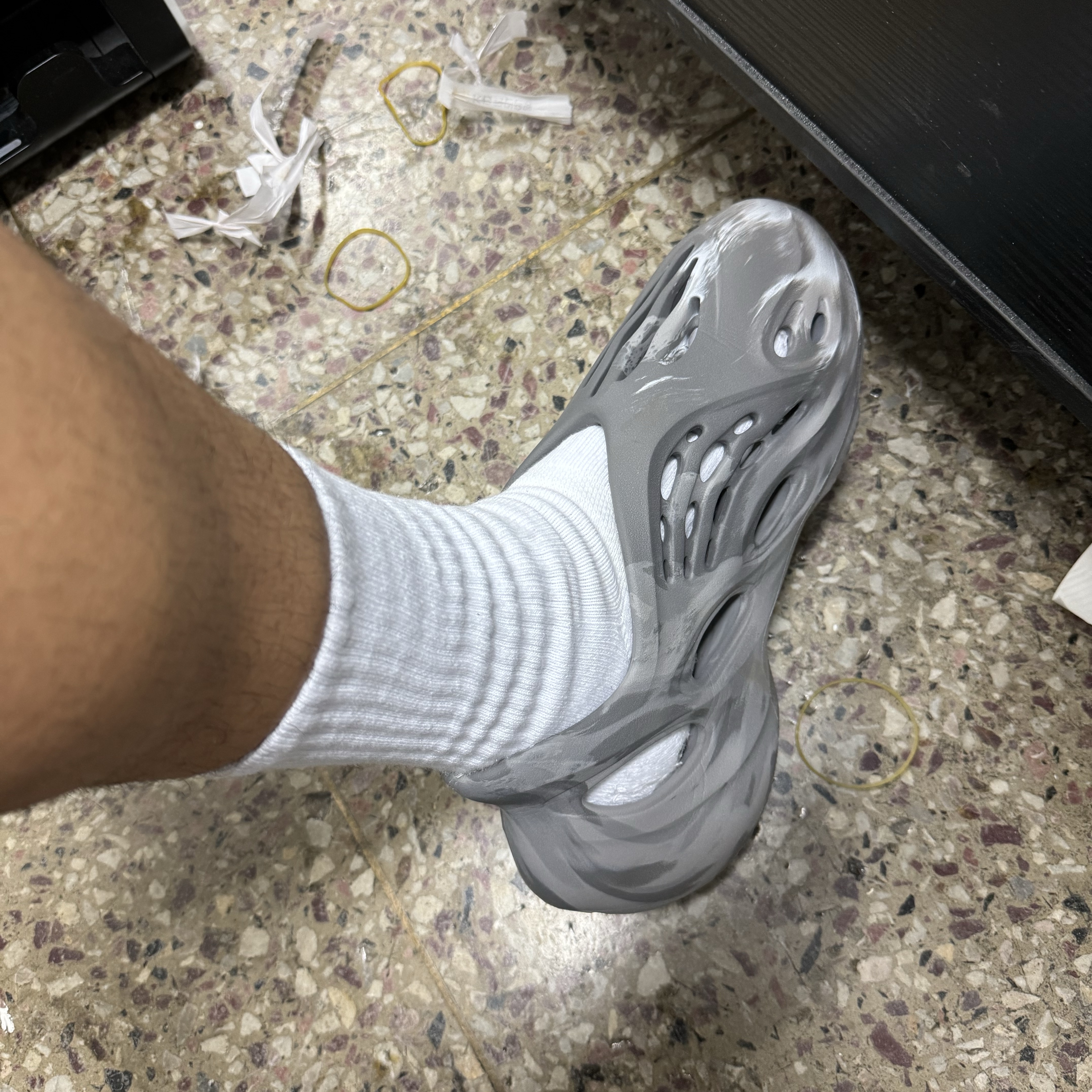 Adidas Yeezy Foam RNNR MX Granite 착용 스타일
