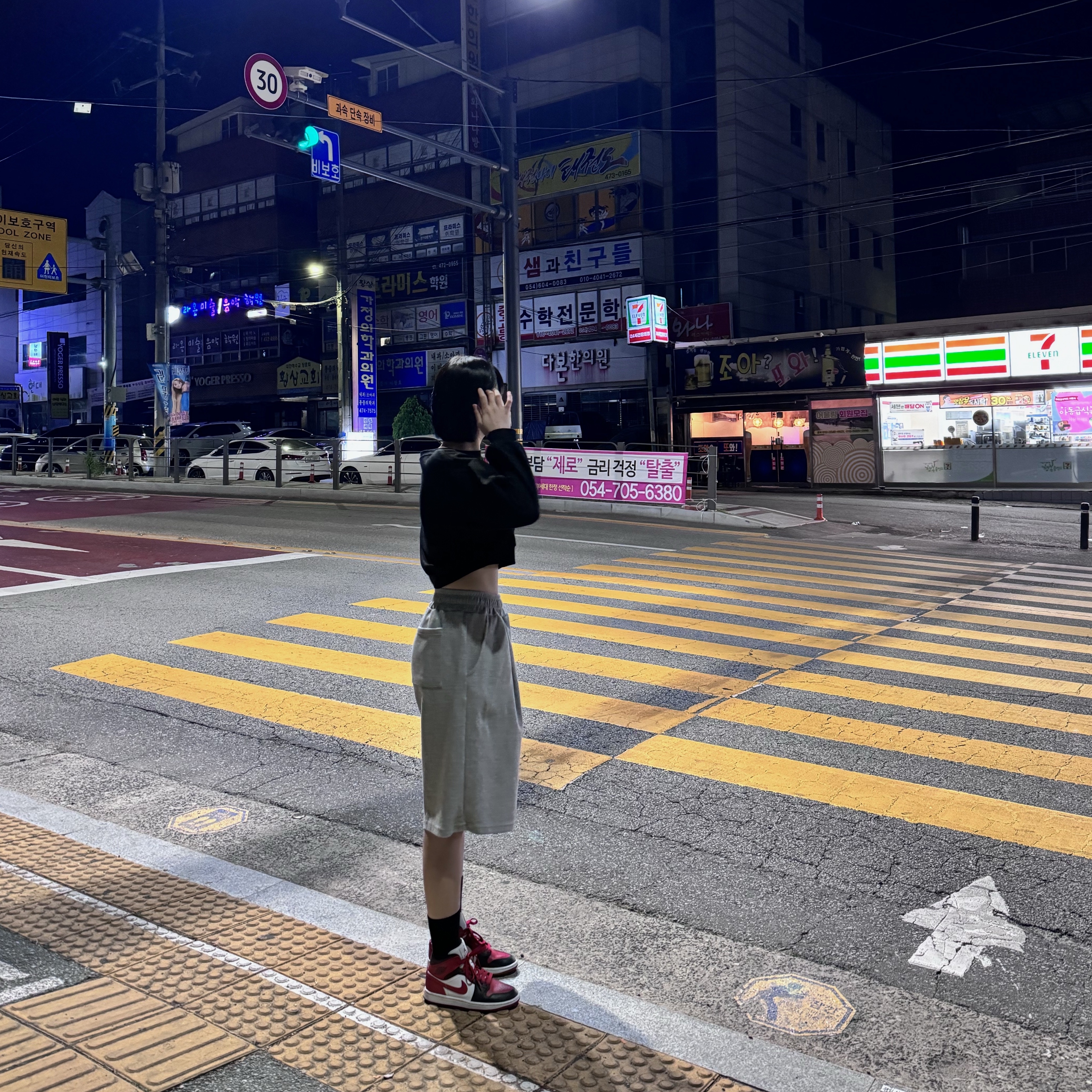 (W) Jordan 1 Mid Black and Gym Red 착용 스타일