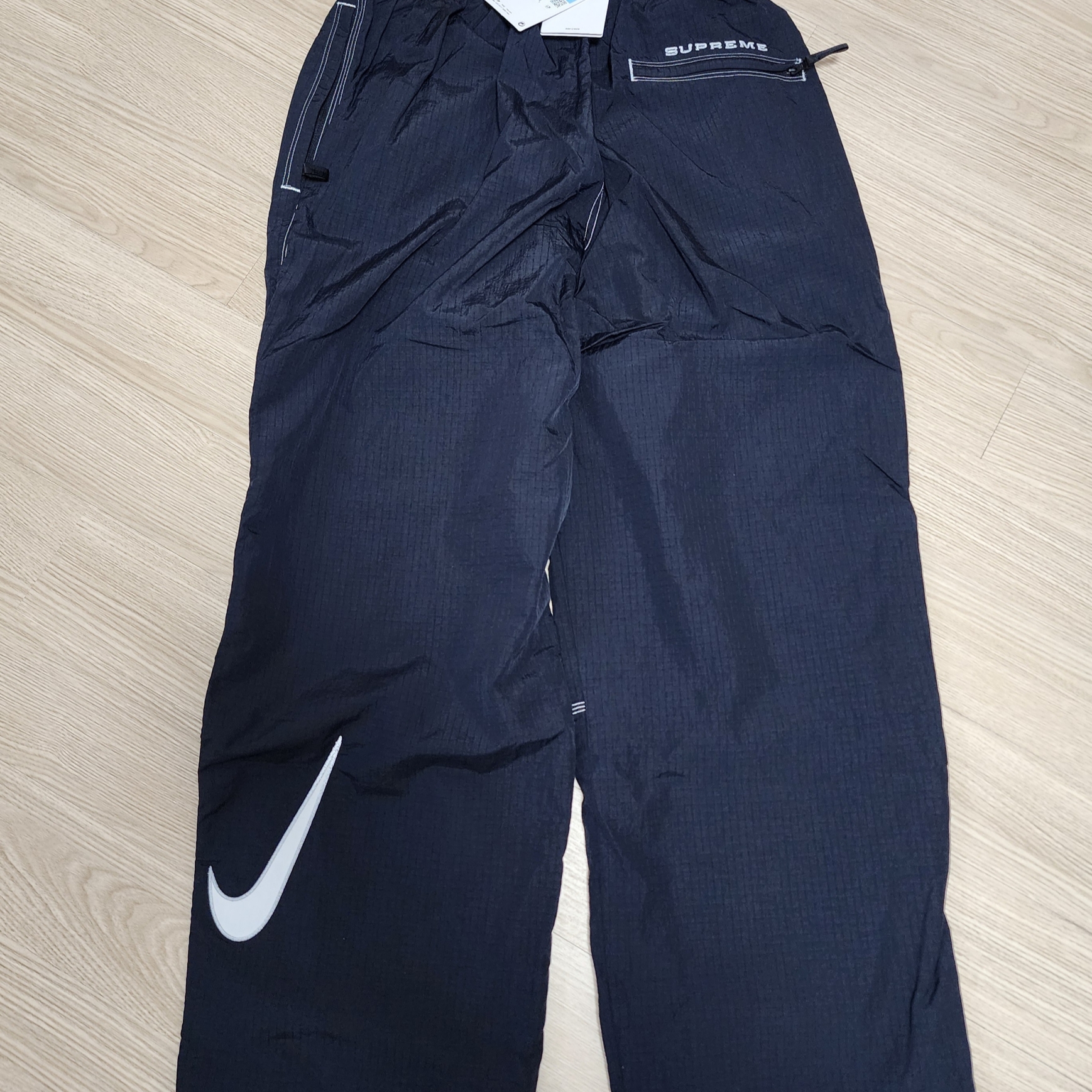 Supreme x Nike Ripstop Track Pants Black - 24SS, Stussy Suits T-Shirt White 착용 스타일 - 1