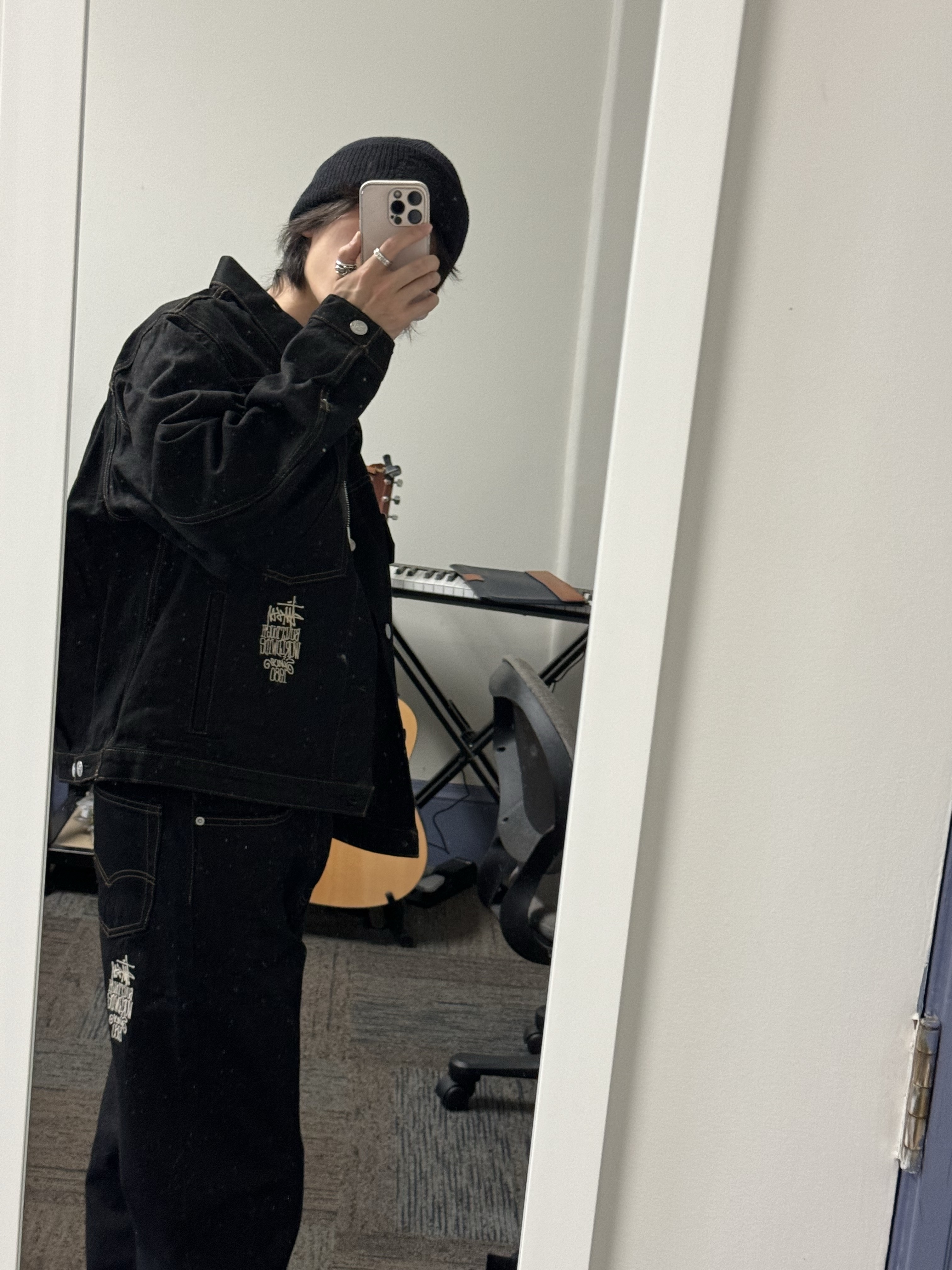 스투시 x 리바이스 크리스피 린스 트러커 자켓 블랙, 스투시 x 리바이스 크리스피 린스 568 진 블랙 착용 스타일 - 2