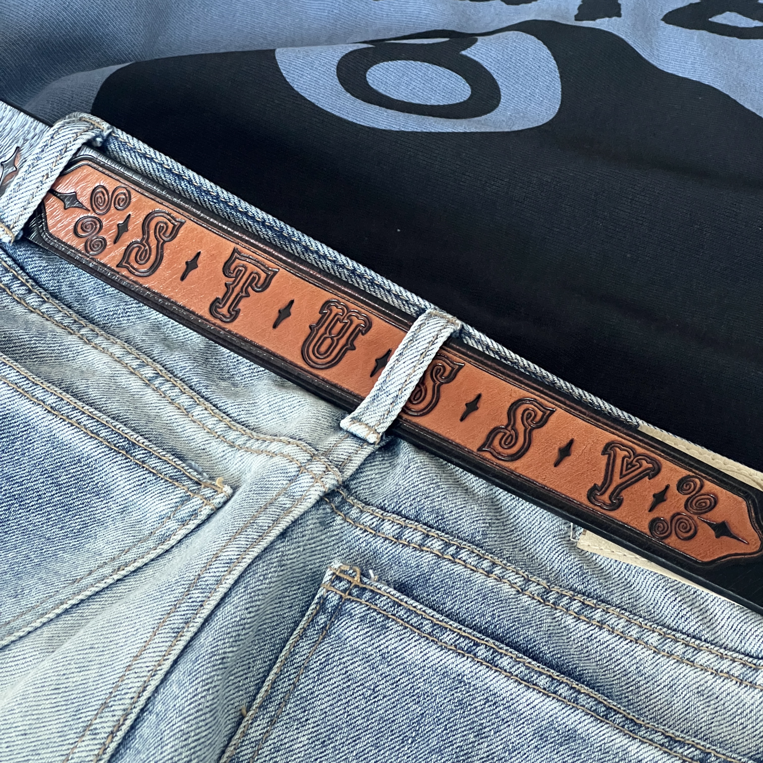 Stussy x Levi's Embossed Leather Belt Black, Stussy 8 Ball Pigment Dyed Zip Hoodie Navy 착용 스타일 - 1