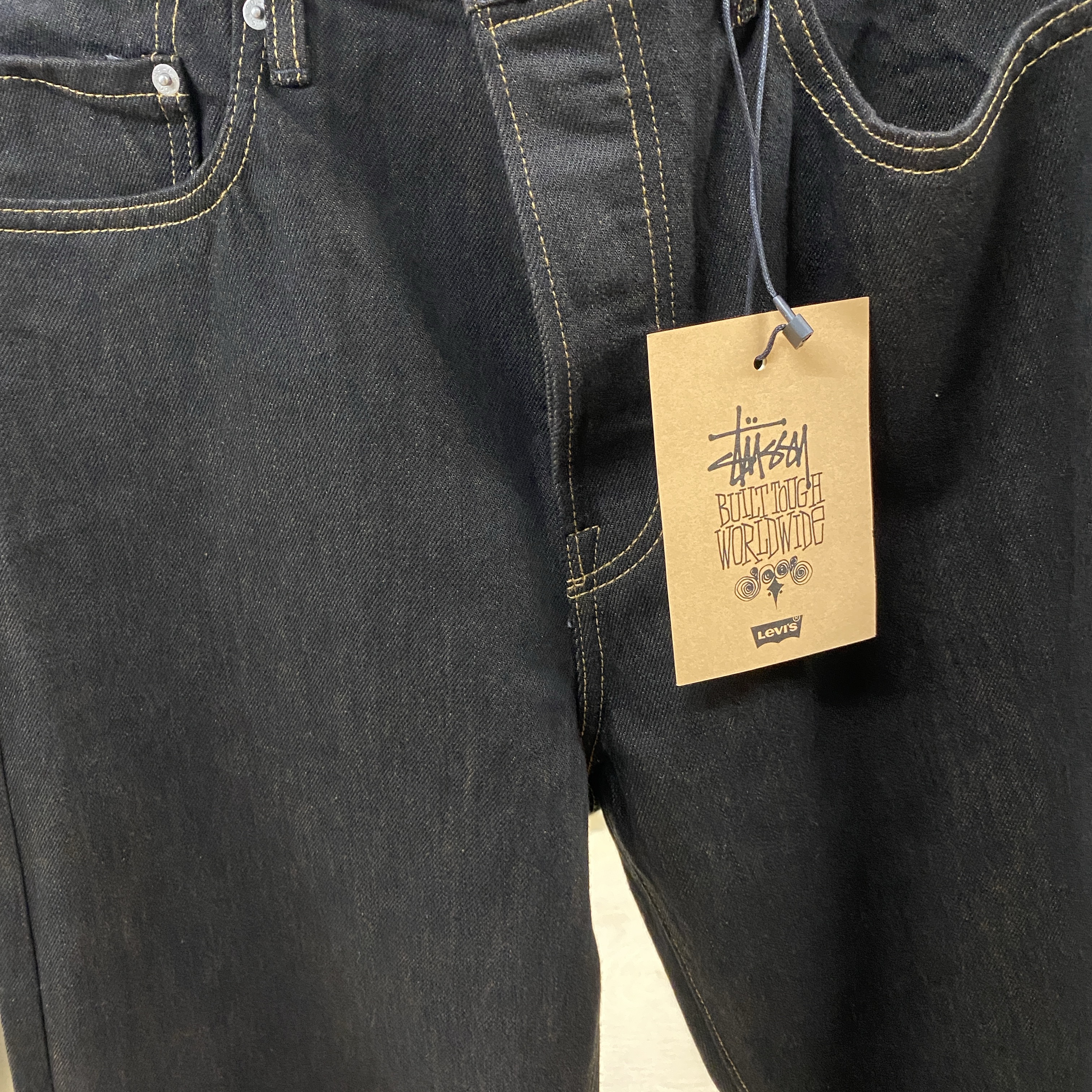 Stussy x Levi's Crispy Rinse 568 Jean Black 착용 스타일 - 4