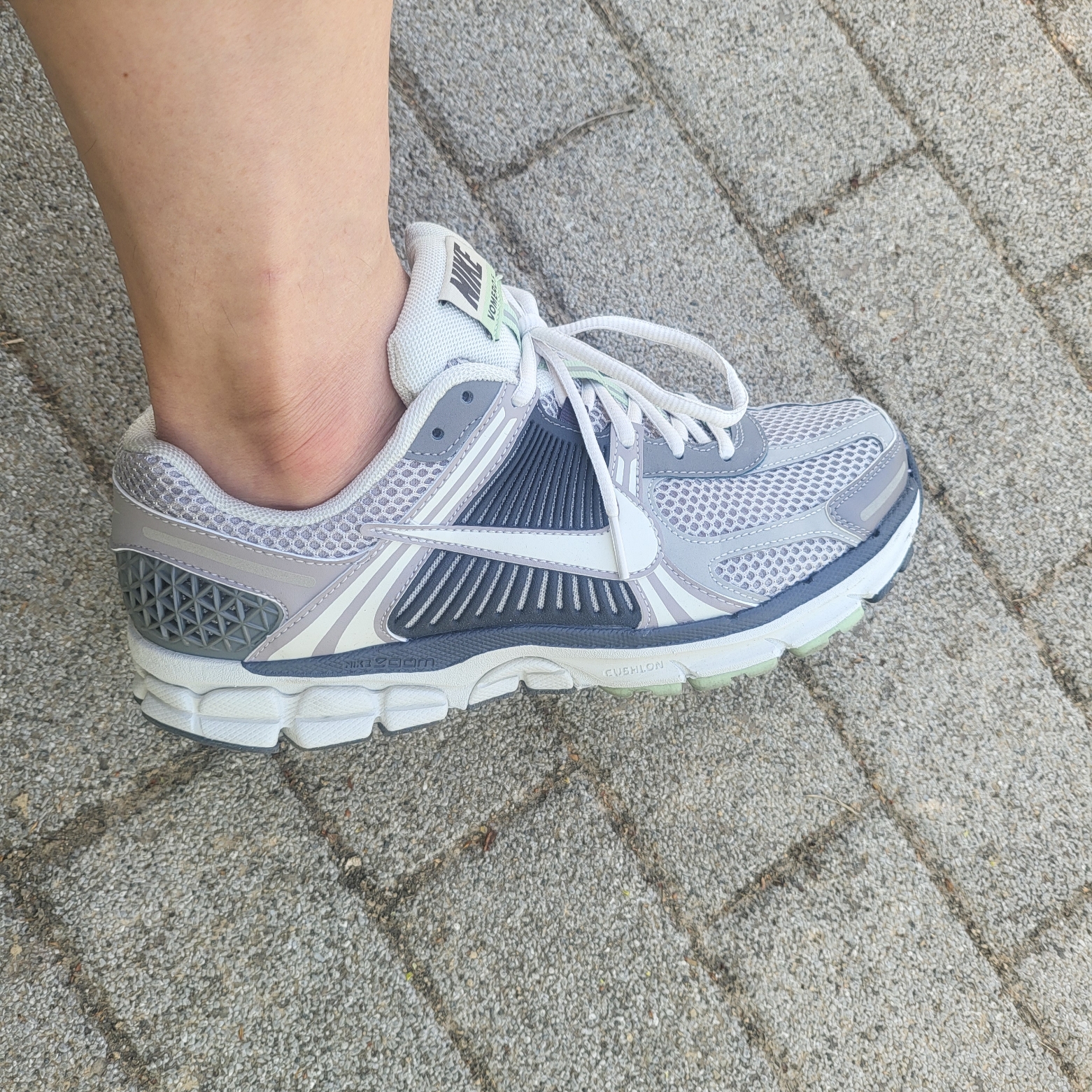 (W) Nike Zoom Vomero 5 Cobblestone and Flat Pewter 착용 스타일
