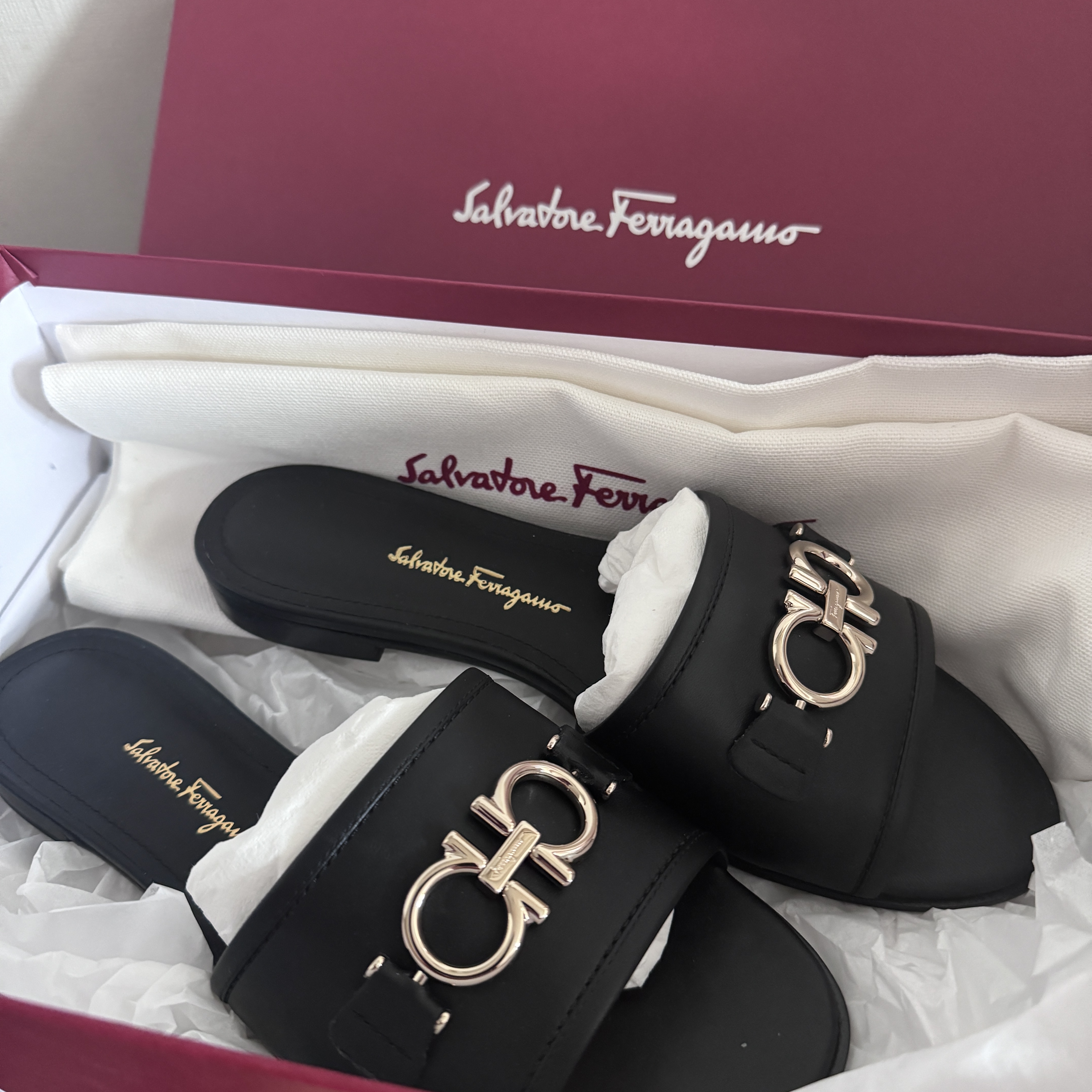 (W) Ferragamo Gancini Slide Black - C 착용 스타일