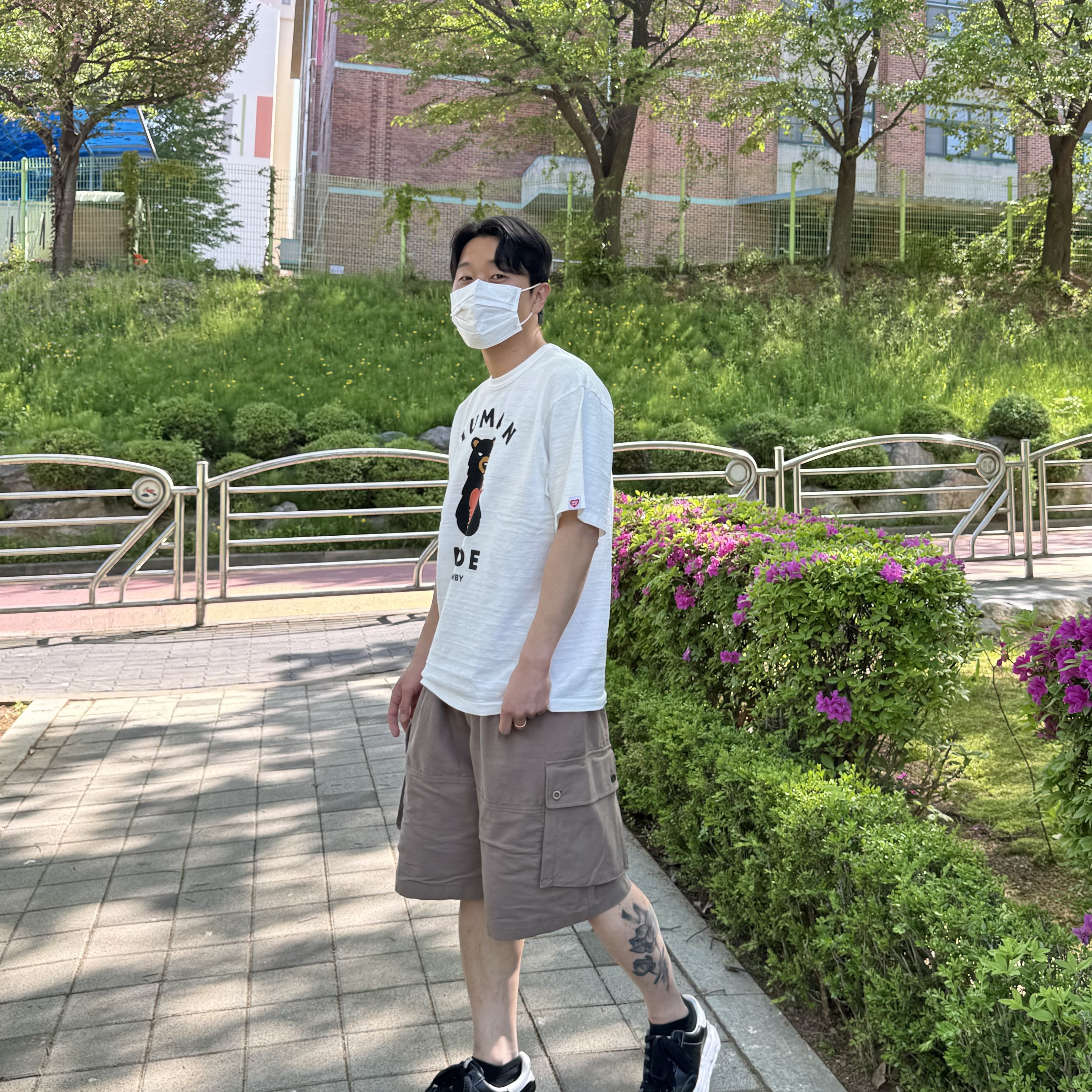 Human Made Graphic T-Shirt #13 White, Maison Mihara Yasuhiro Blakey OG Sole Leather Low-top Sneakers Black 착용 스타일 - 2