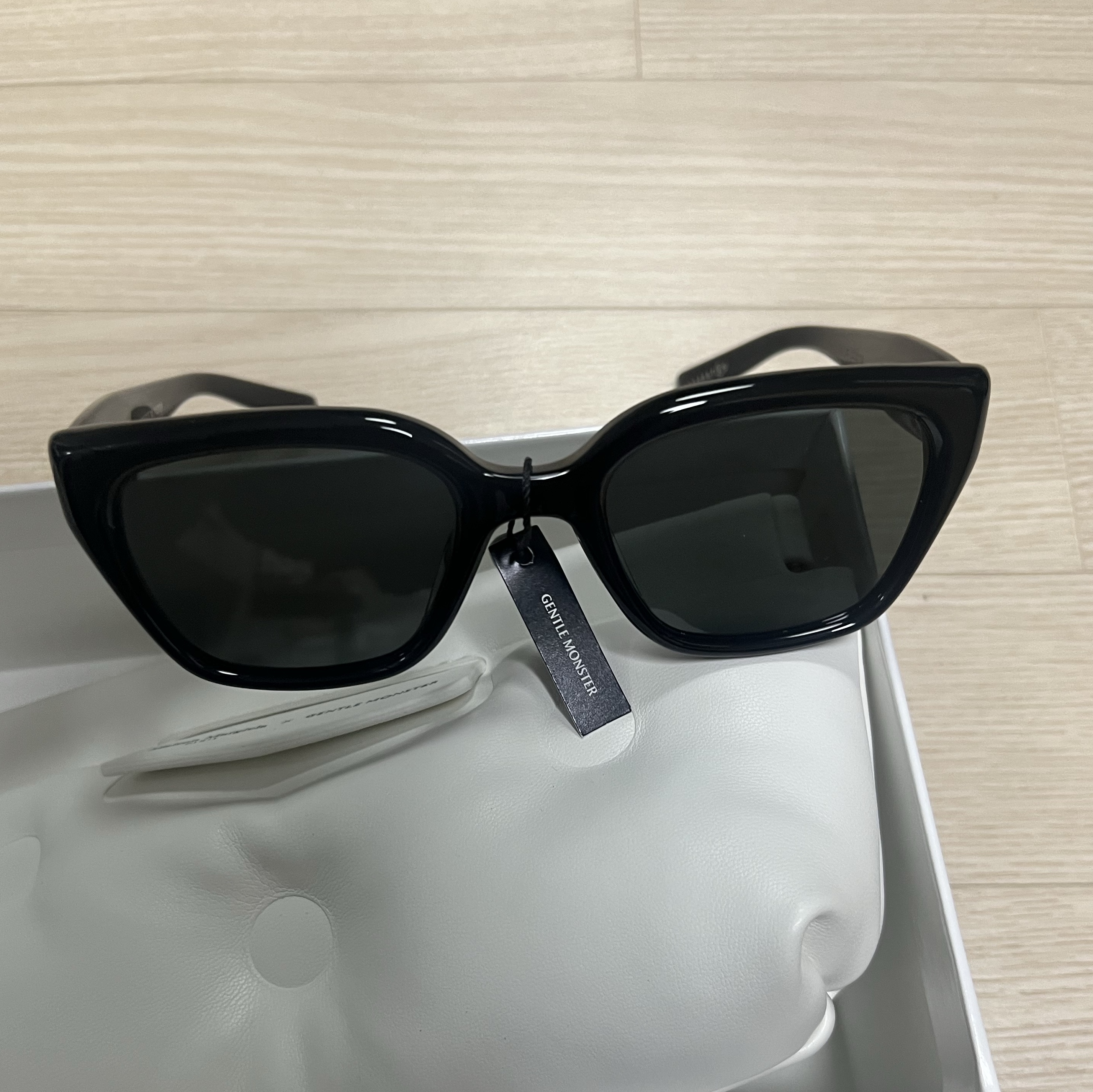 Gentle Monster x Maison Margiela MM109 Black Black 착용 스타일