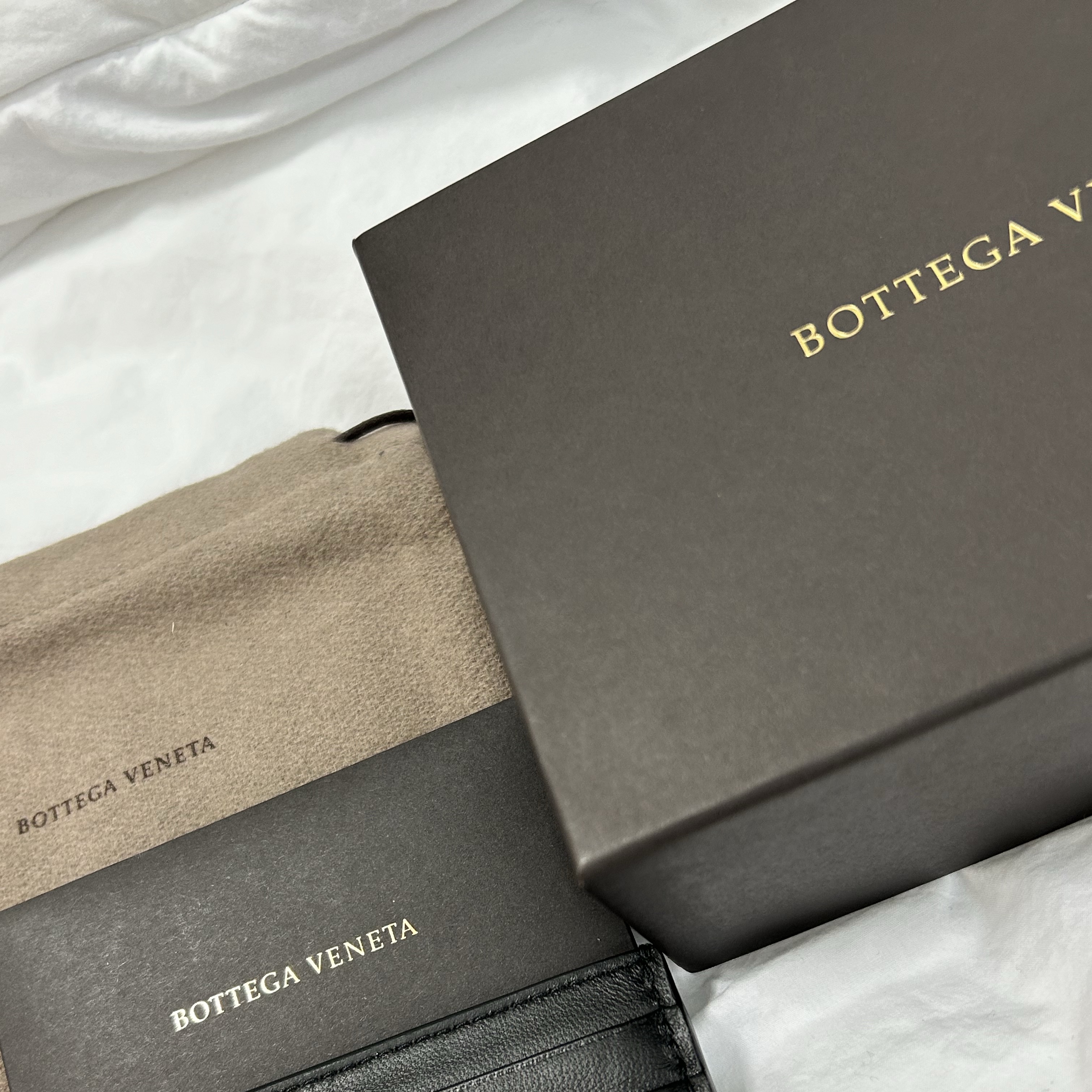Bottega Veneta Credit Card Case Black 착용 스타일 - 3