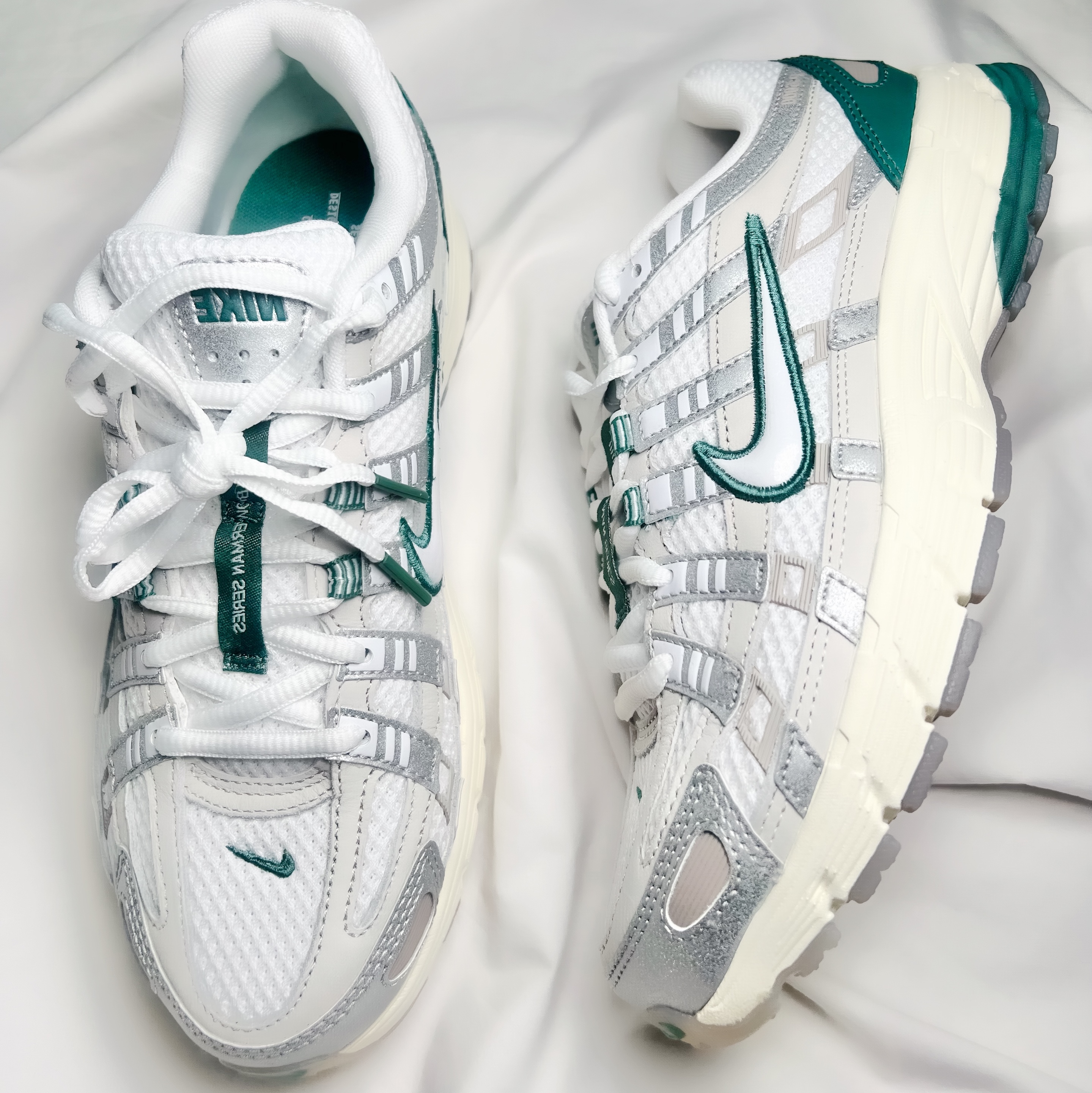 Nike P-6000 Light Bone White Metallic Silver 착용 스타일