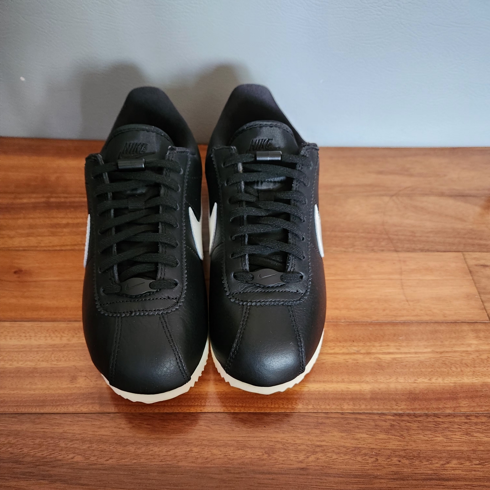 (W) Nike Cortez Black and Sail 착용 스타일 - 1