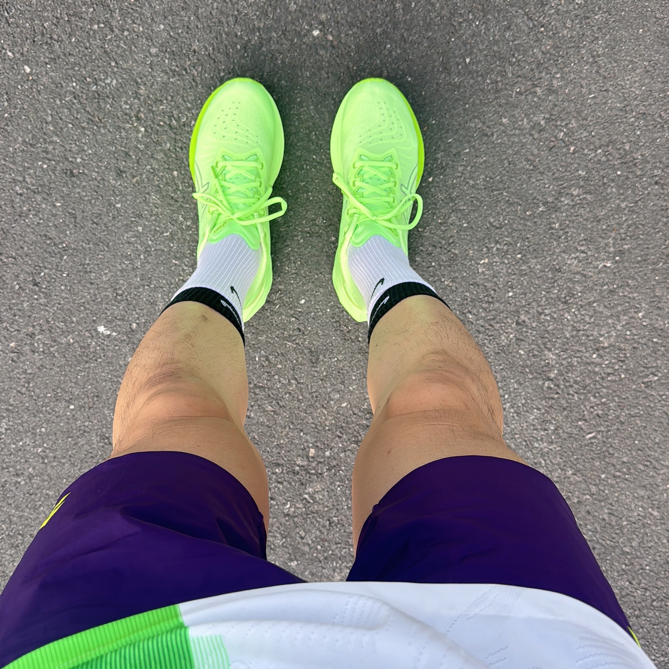 Asics Novablast 4 Illuminate Green Lime Burst - 2E Wide 착용 스타일