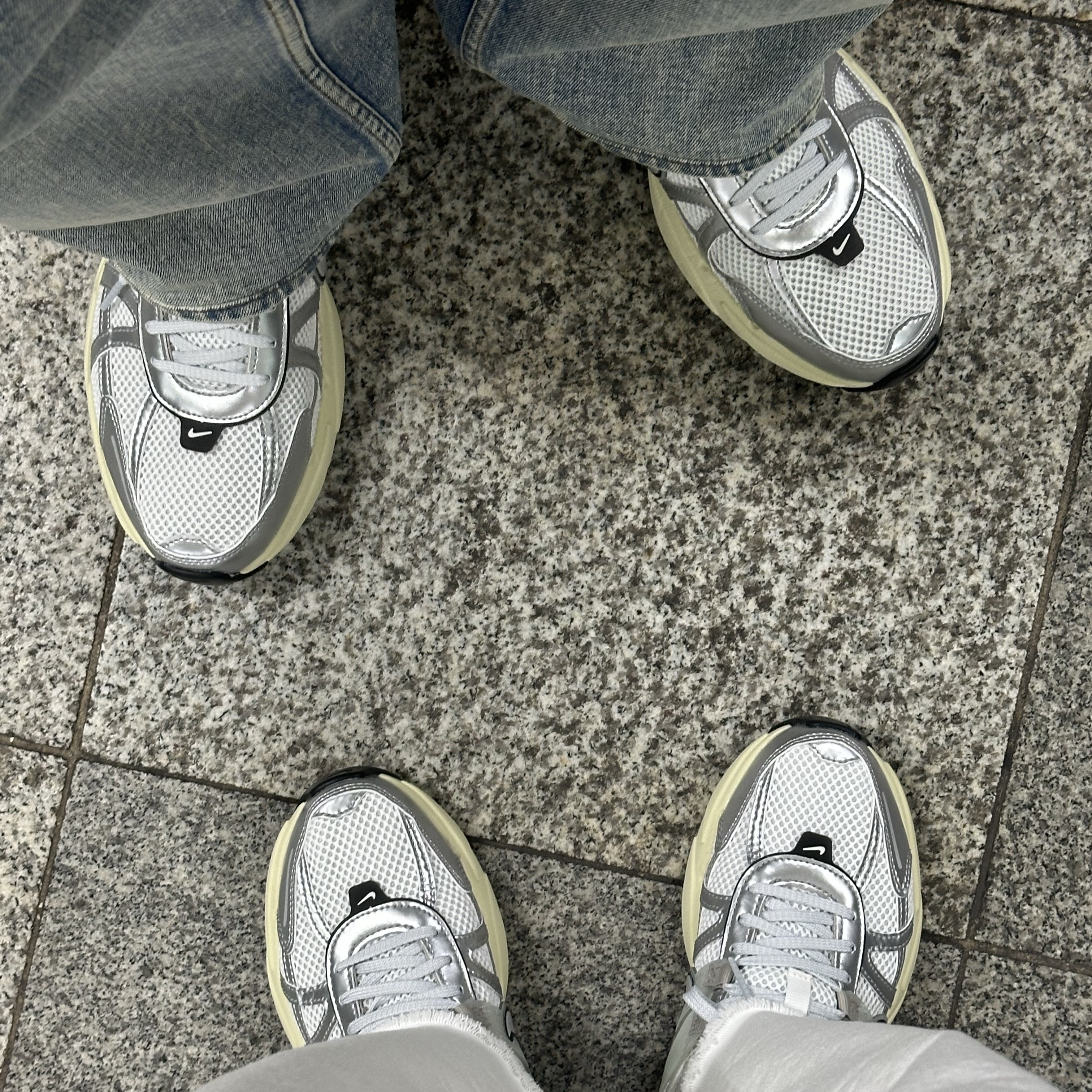 Nike V2K Run Summit White Metallic Silver 착용 스타일